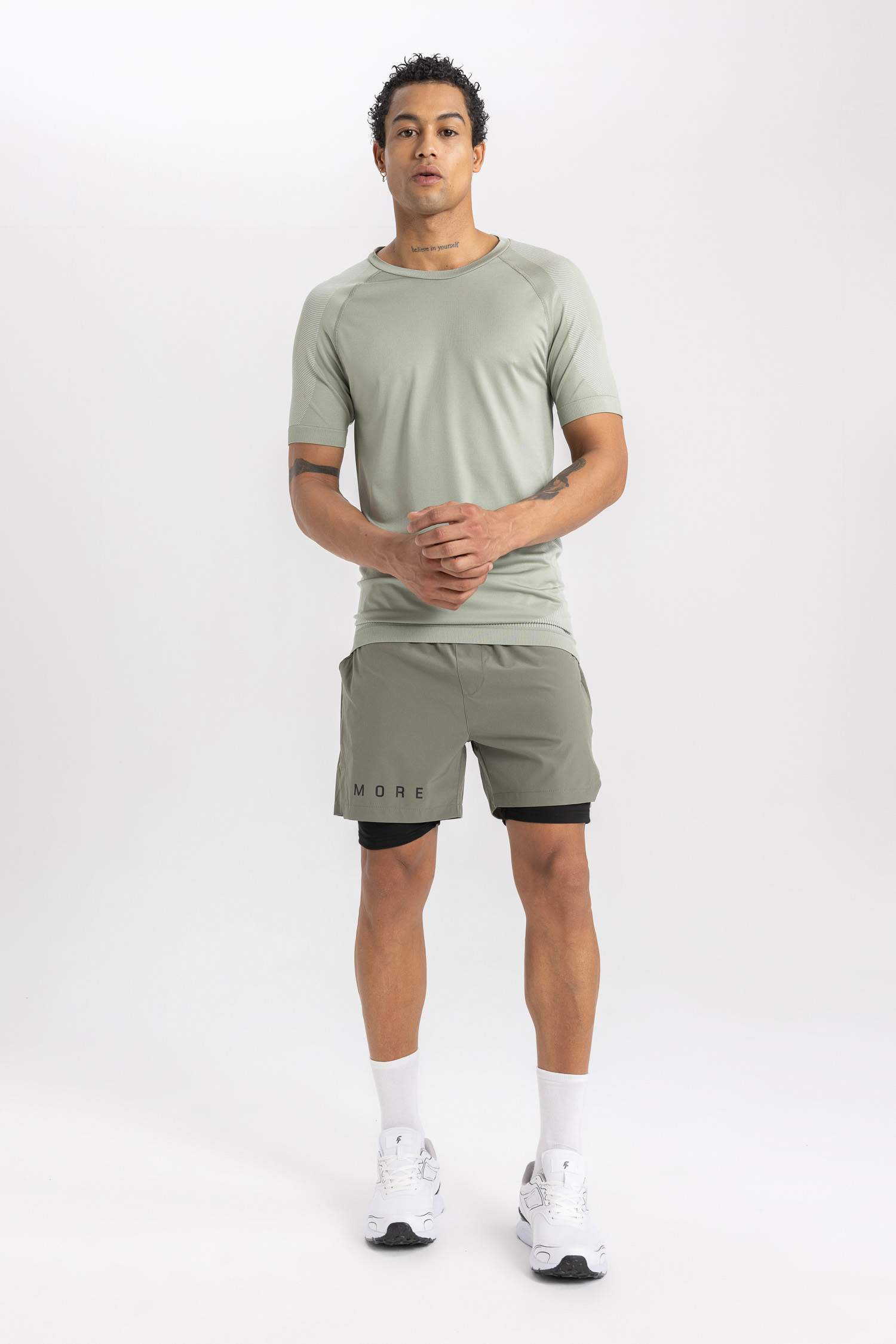 تيشيرت سليم فيت برقبة مستديرة من DeFactoFit