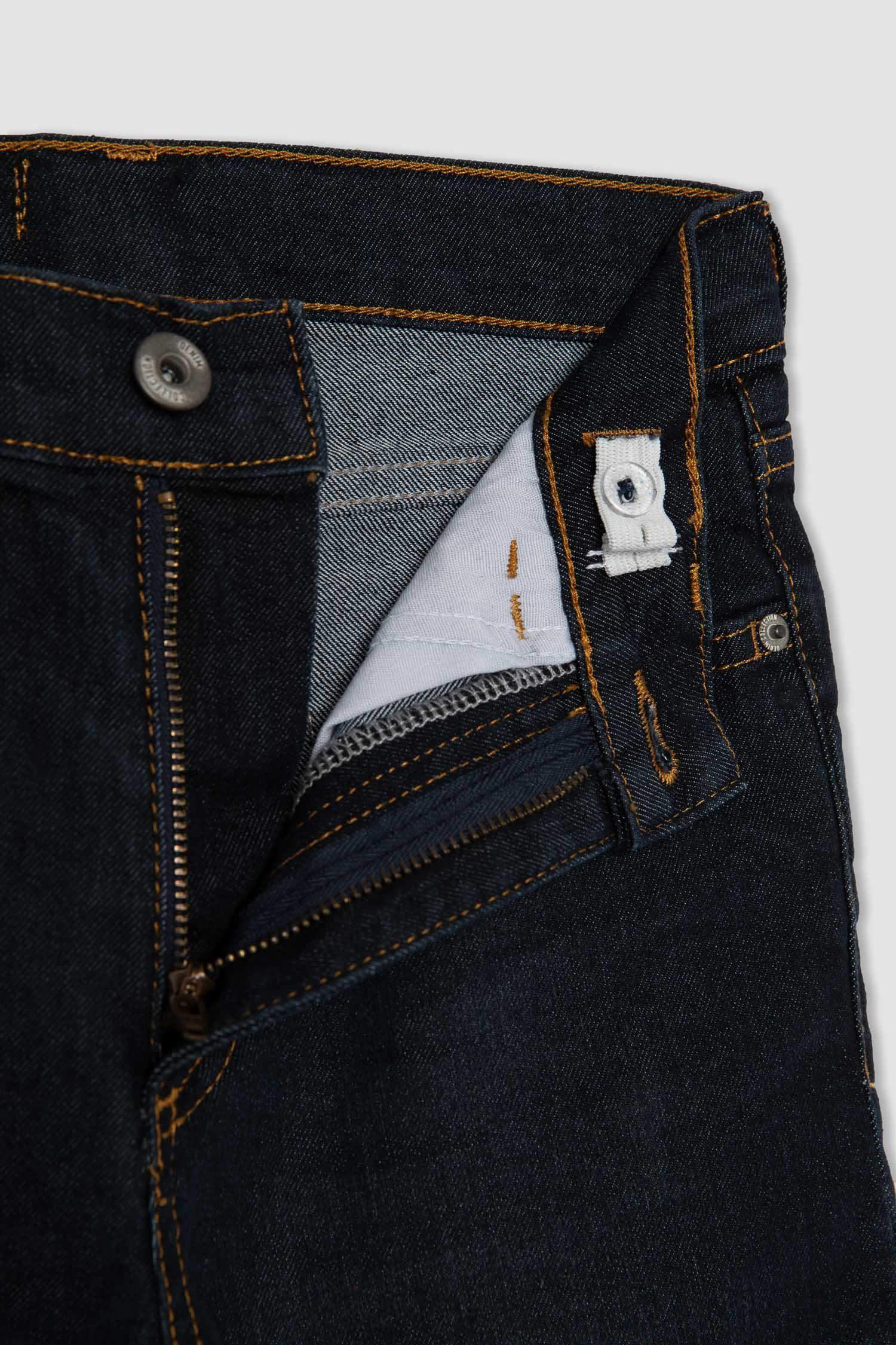 بنطرون جينز ولادي قصة فضفاضة