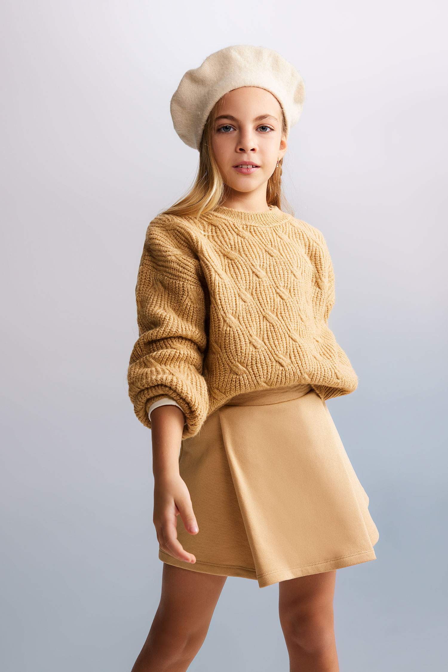 Свитер стандартного кроя с круглым вырезом для девочек