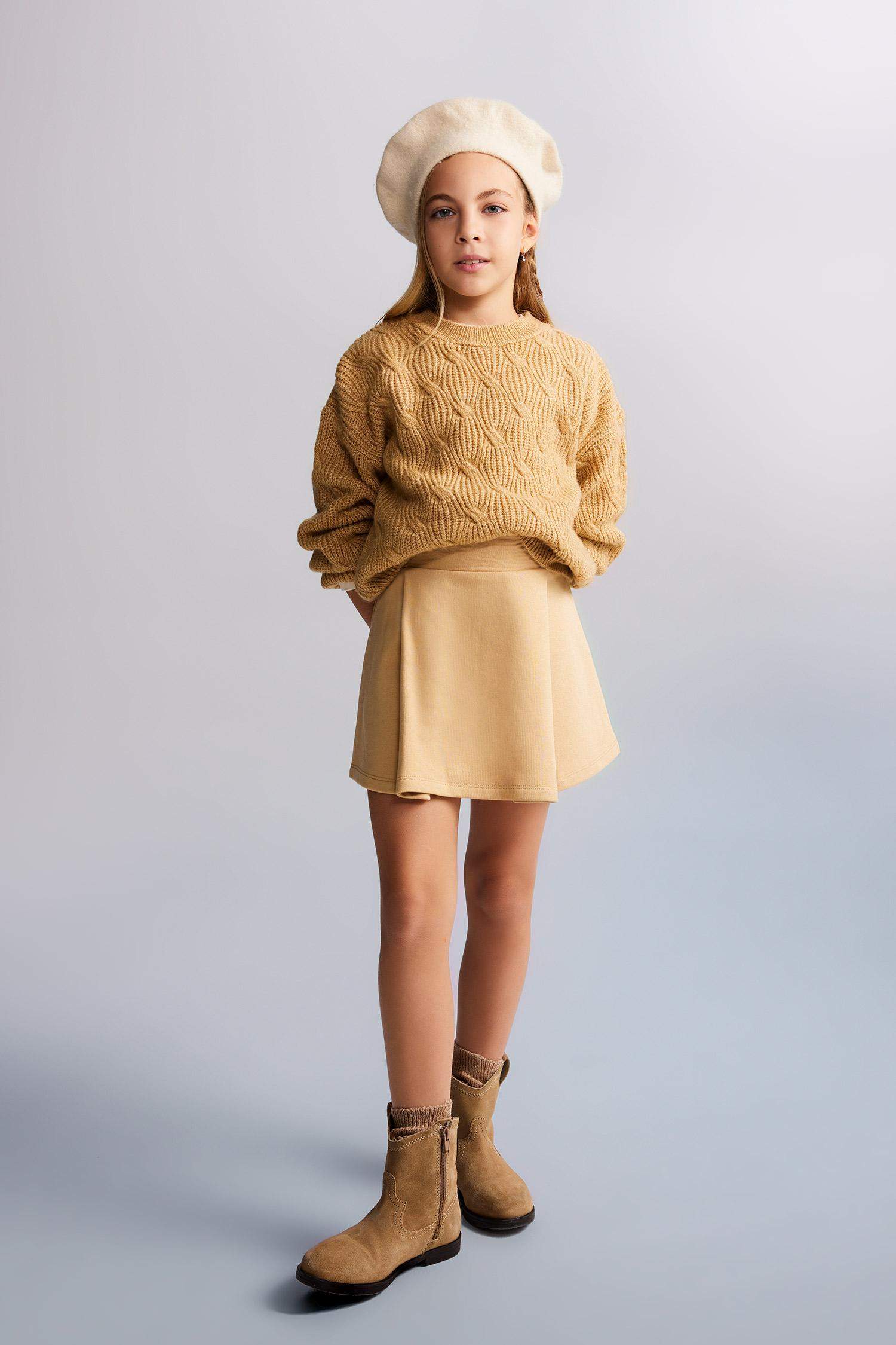 Свитер стандартного кроя с круглым вырезом для девочек