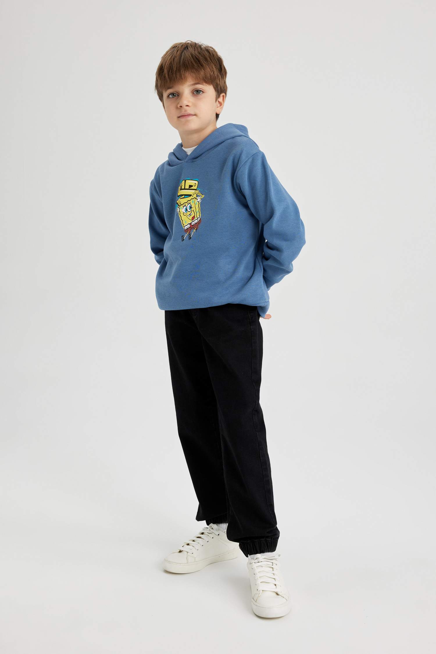 بنطلون جينز اولادي جوجر بأستك من تحت