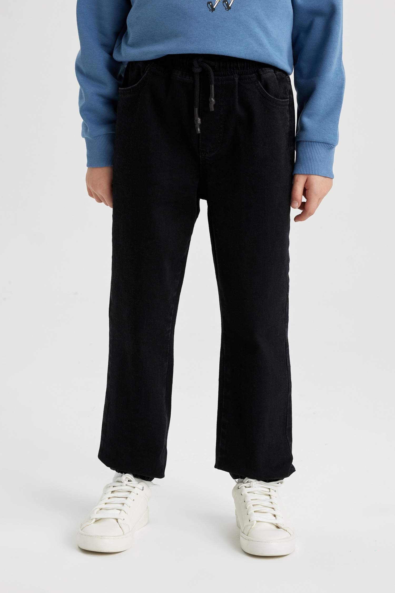 بنطلون جينز اولادي جوجر بأستك من تحت