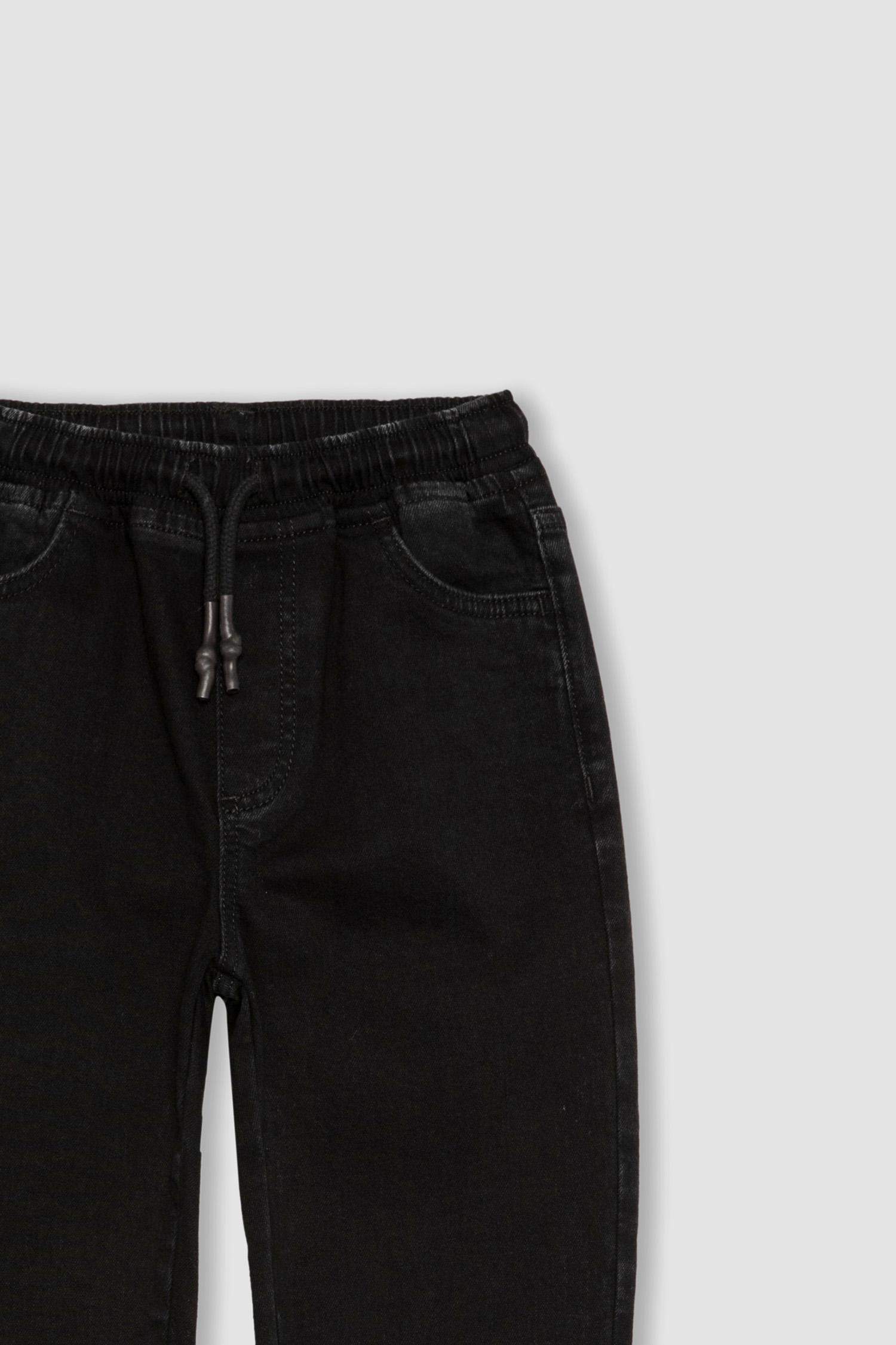 بنطلون جينز اولادي جوجر بأستك من تحت