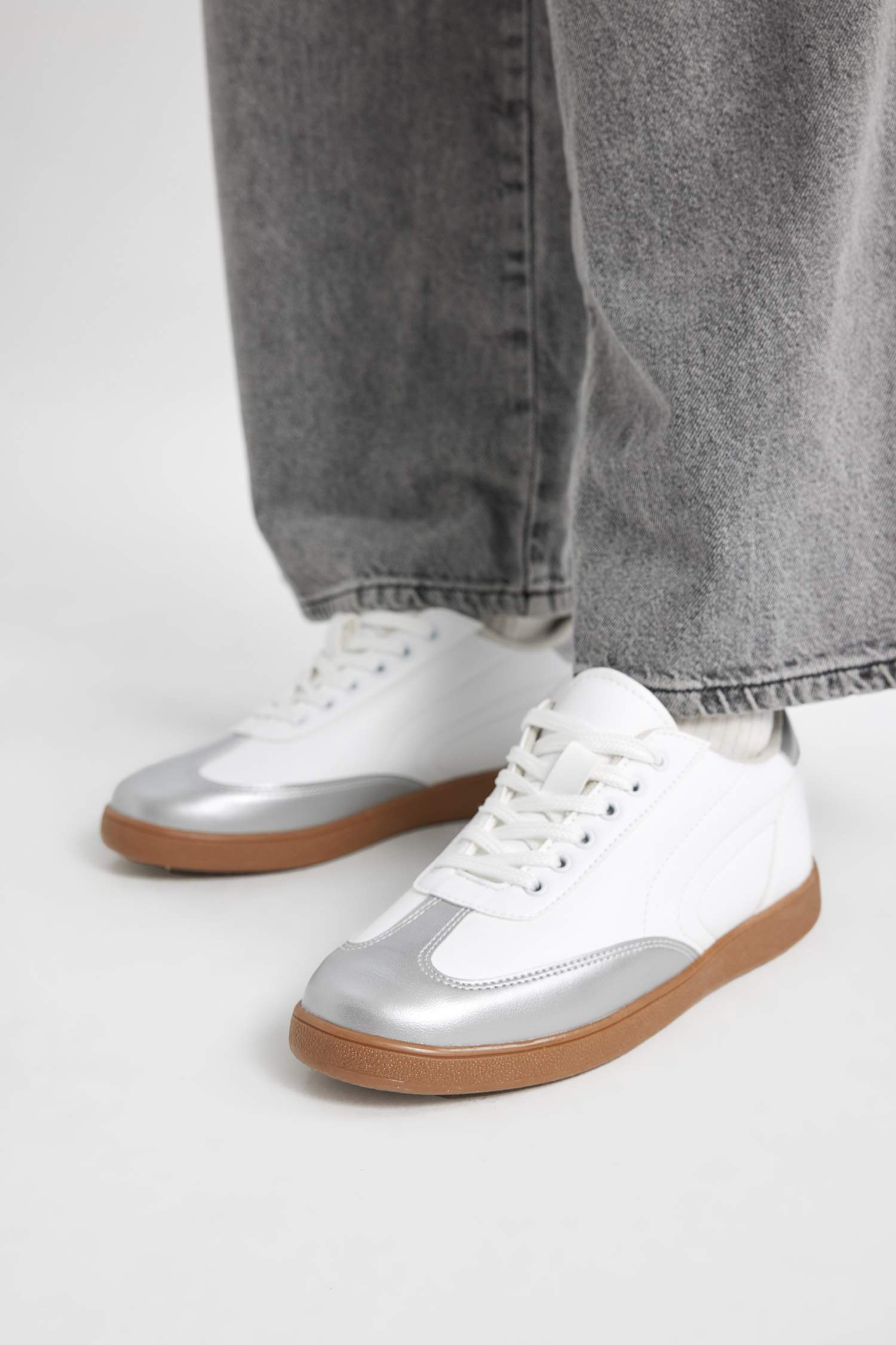 Woman Faux Leather Flat Sole Sneaker