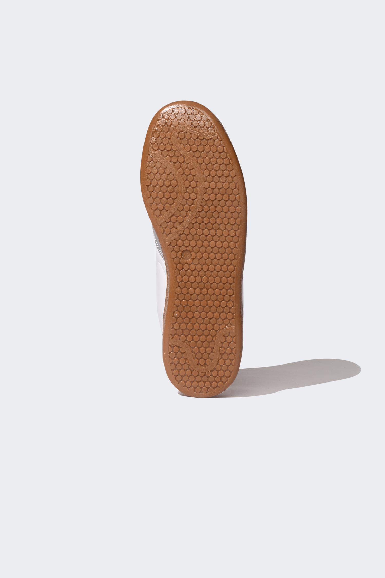 Woman Faux Leather Flat Sole Sneaker