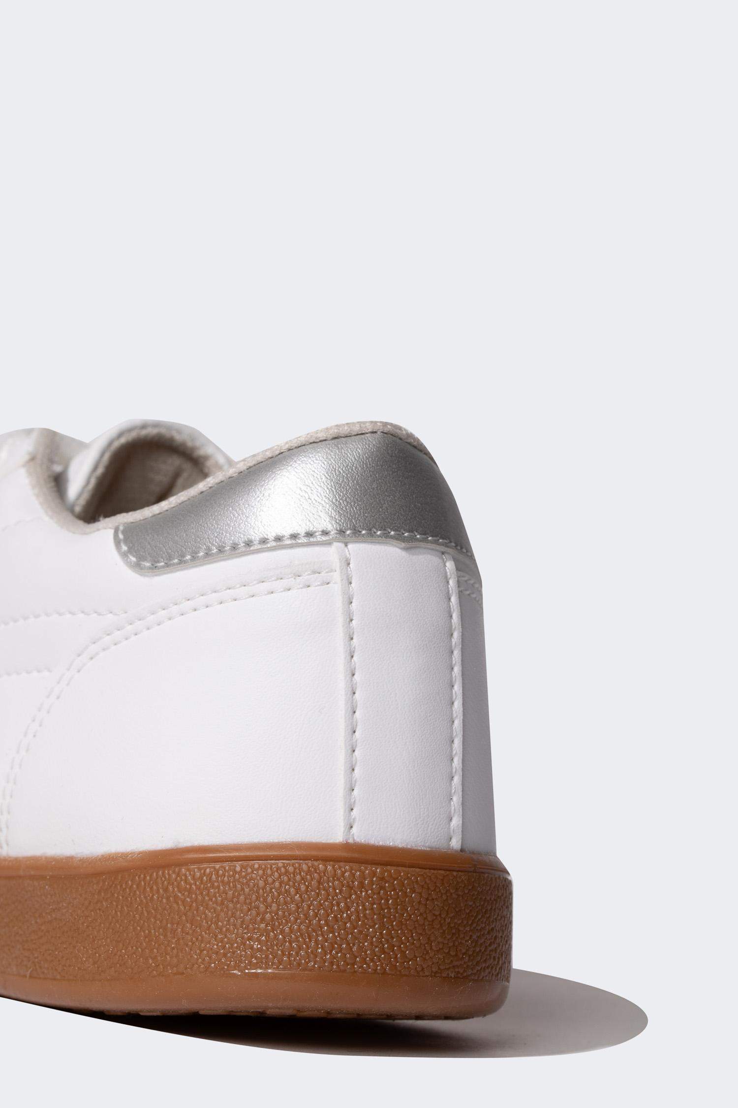 Woman Faux Leather Flat Sole Sneaker