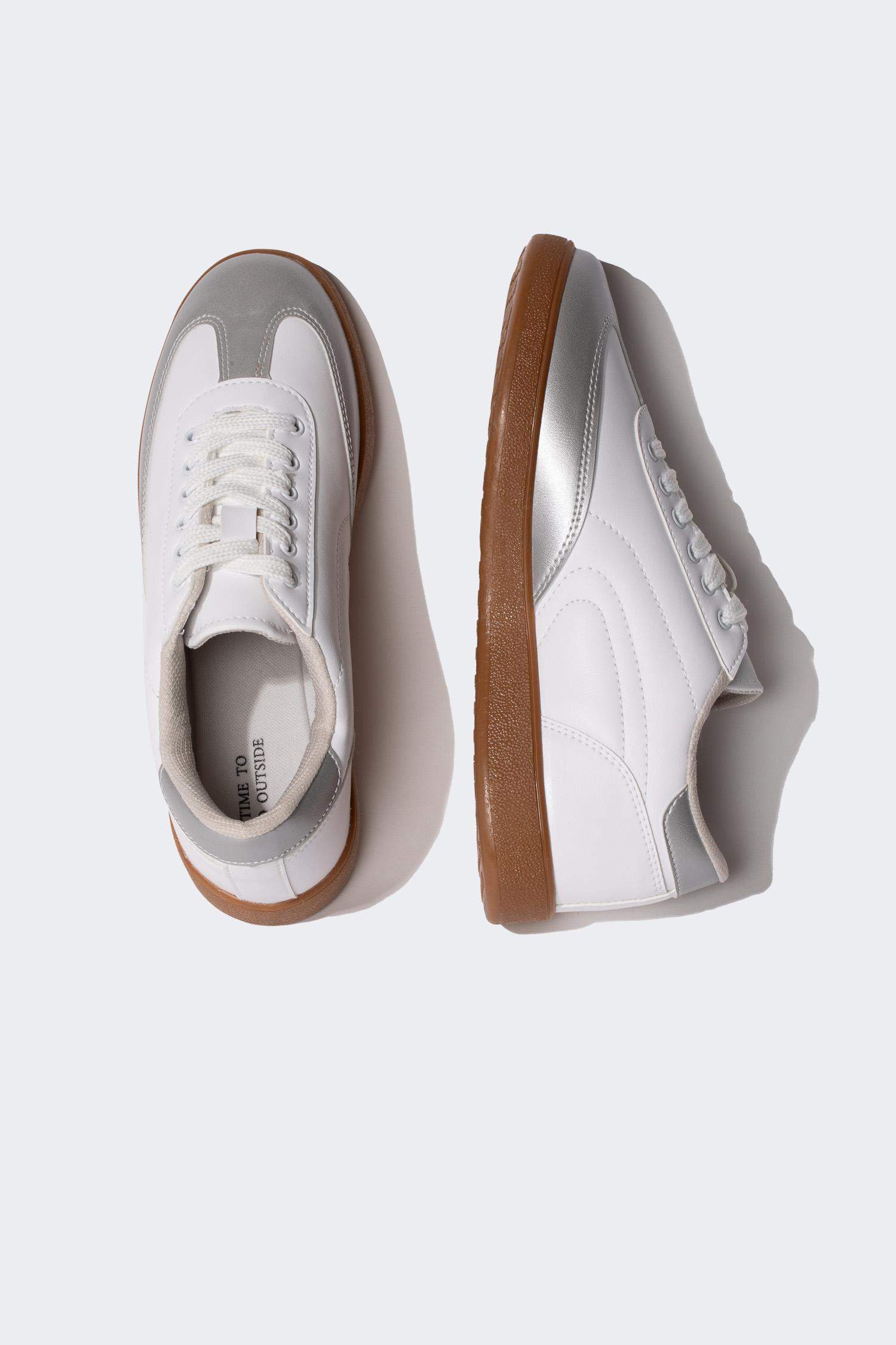 Woman Faux Leather Flat Sole Sneaker
