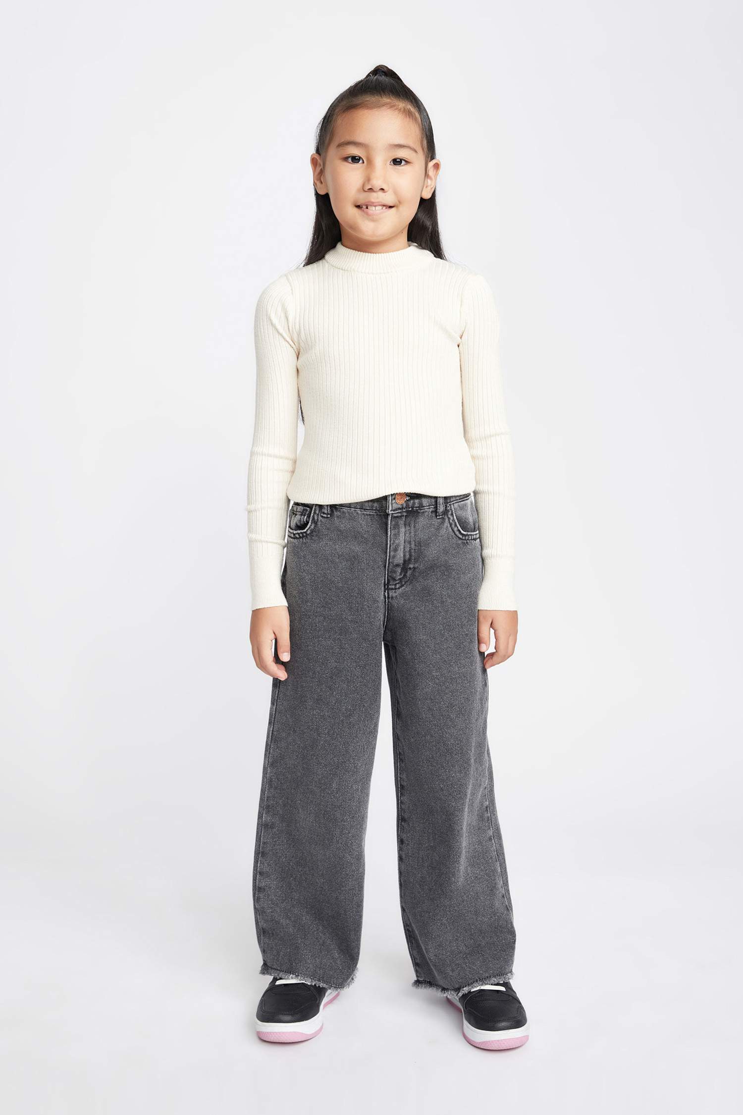 Свитер стандартного кроя с круглым вырезом для девочек