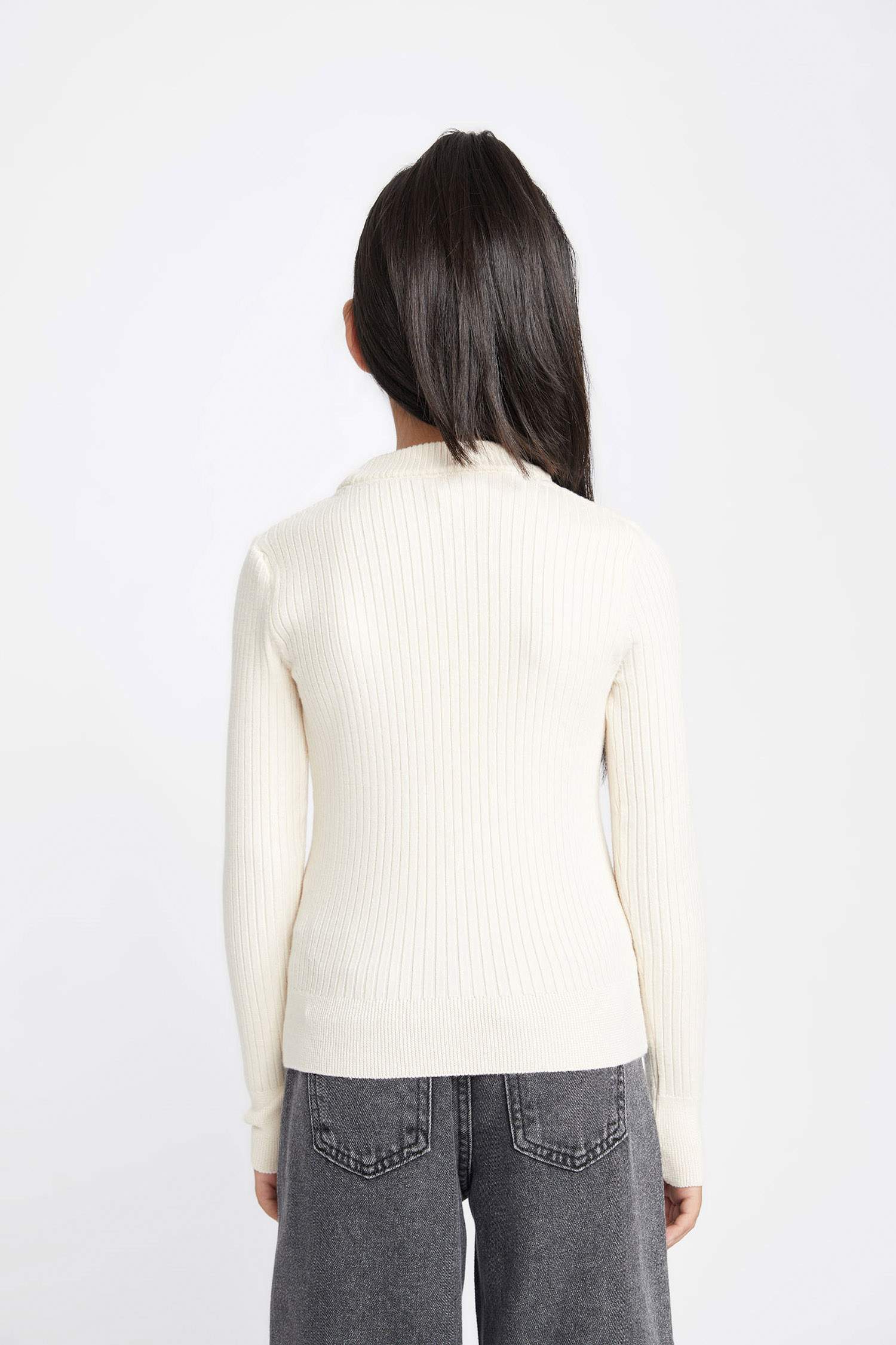 Свитер стандартного кроя с круглым вырезом для девочек