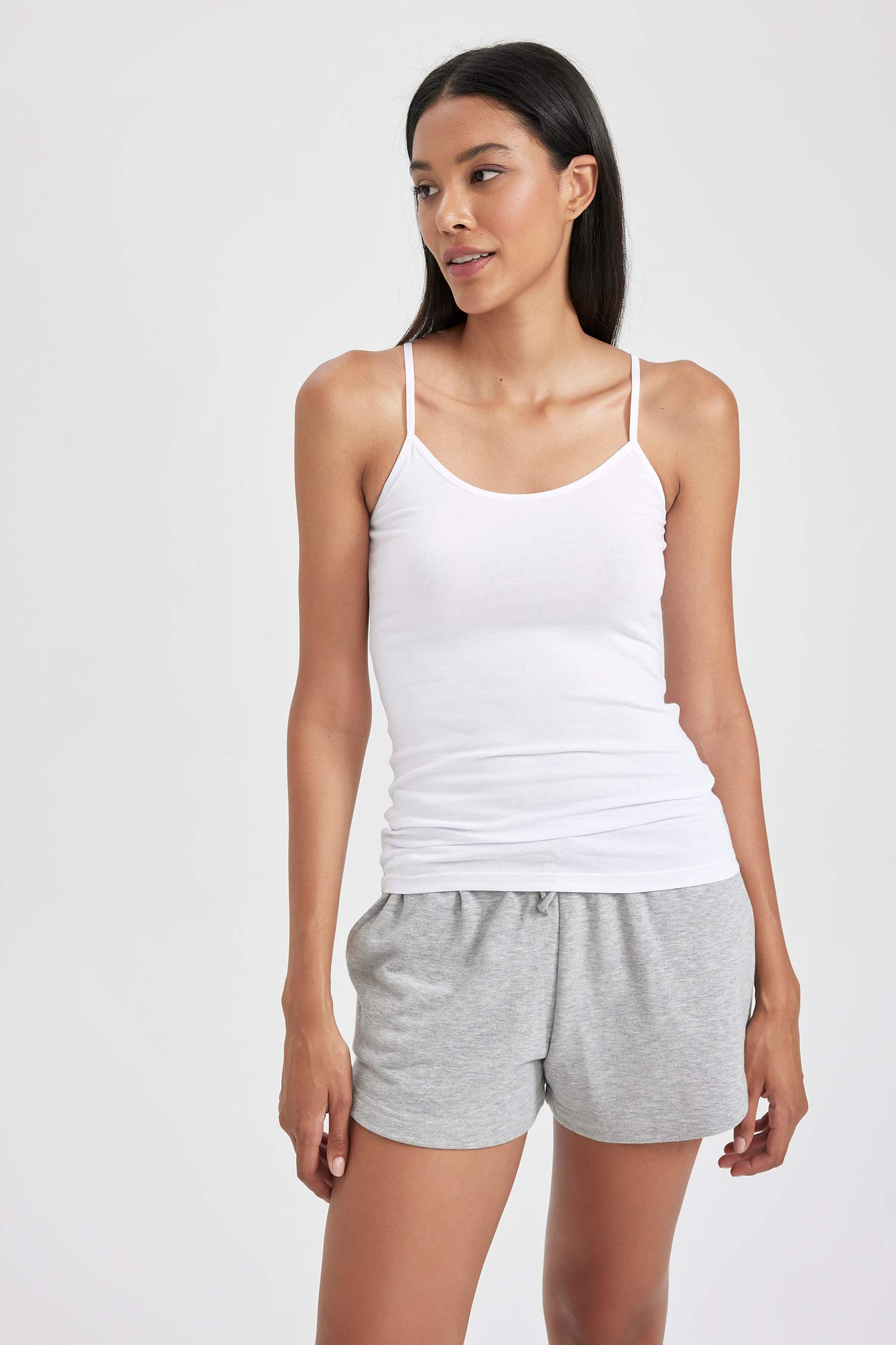 فانيلة قطن قصة عادية بحمالات