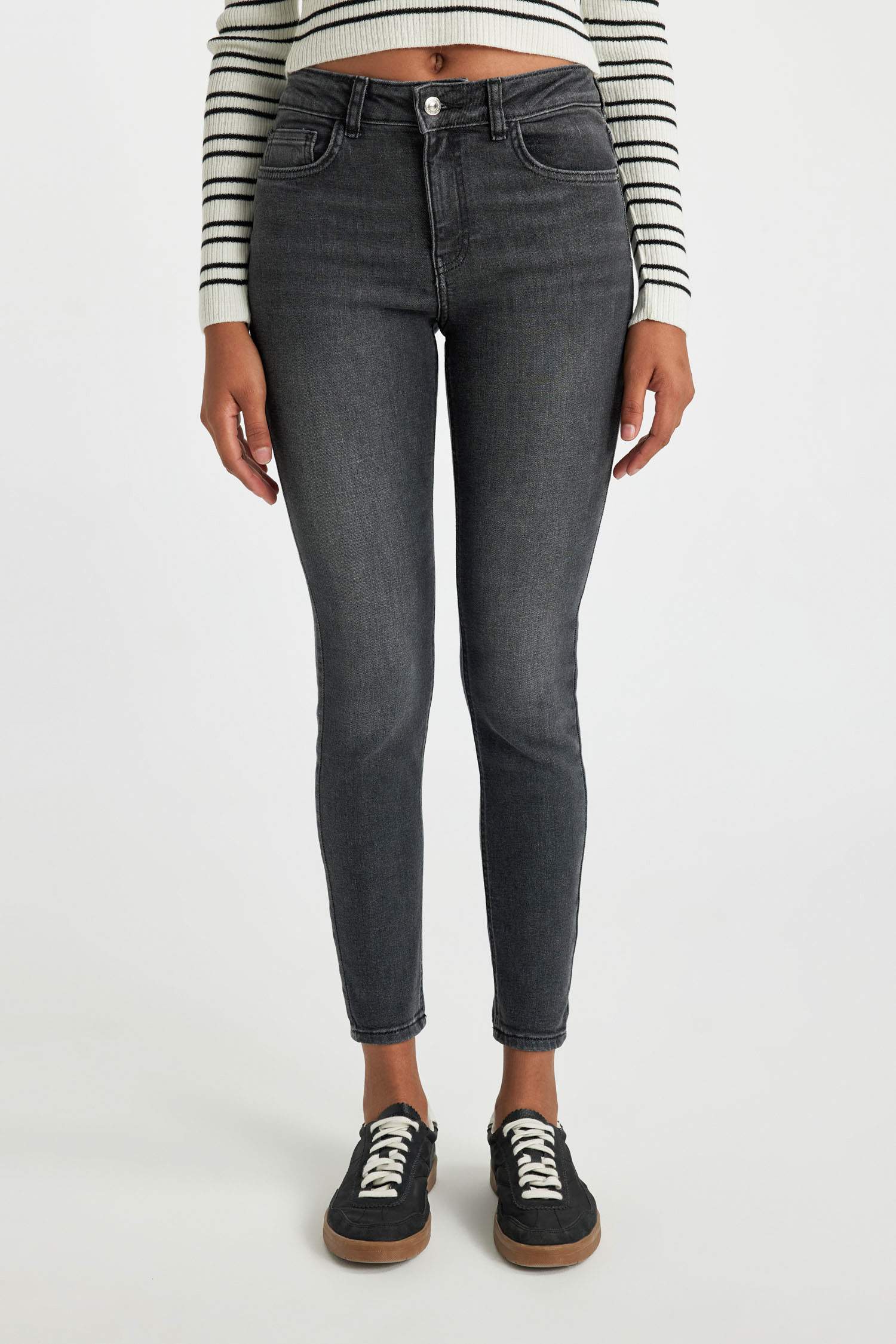 بنطلون جينز سكيني فيت وخصر عالي