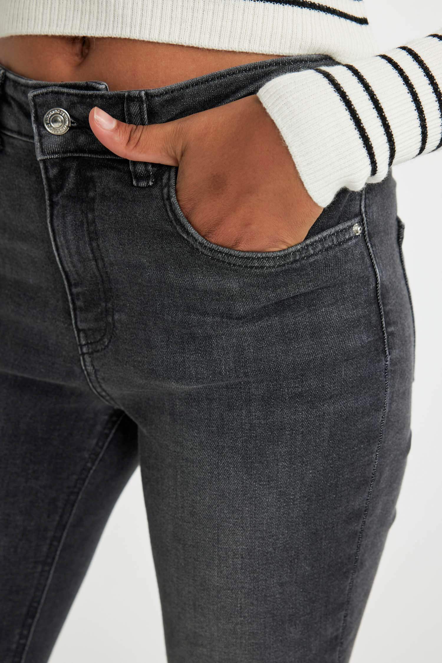 بنطلون جينز سكيني فيت وخصر عالي