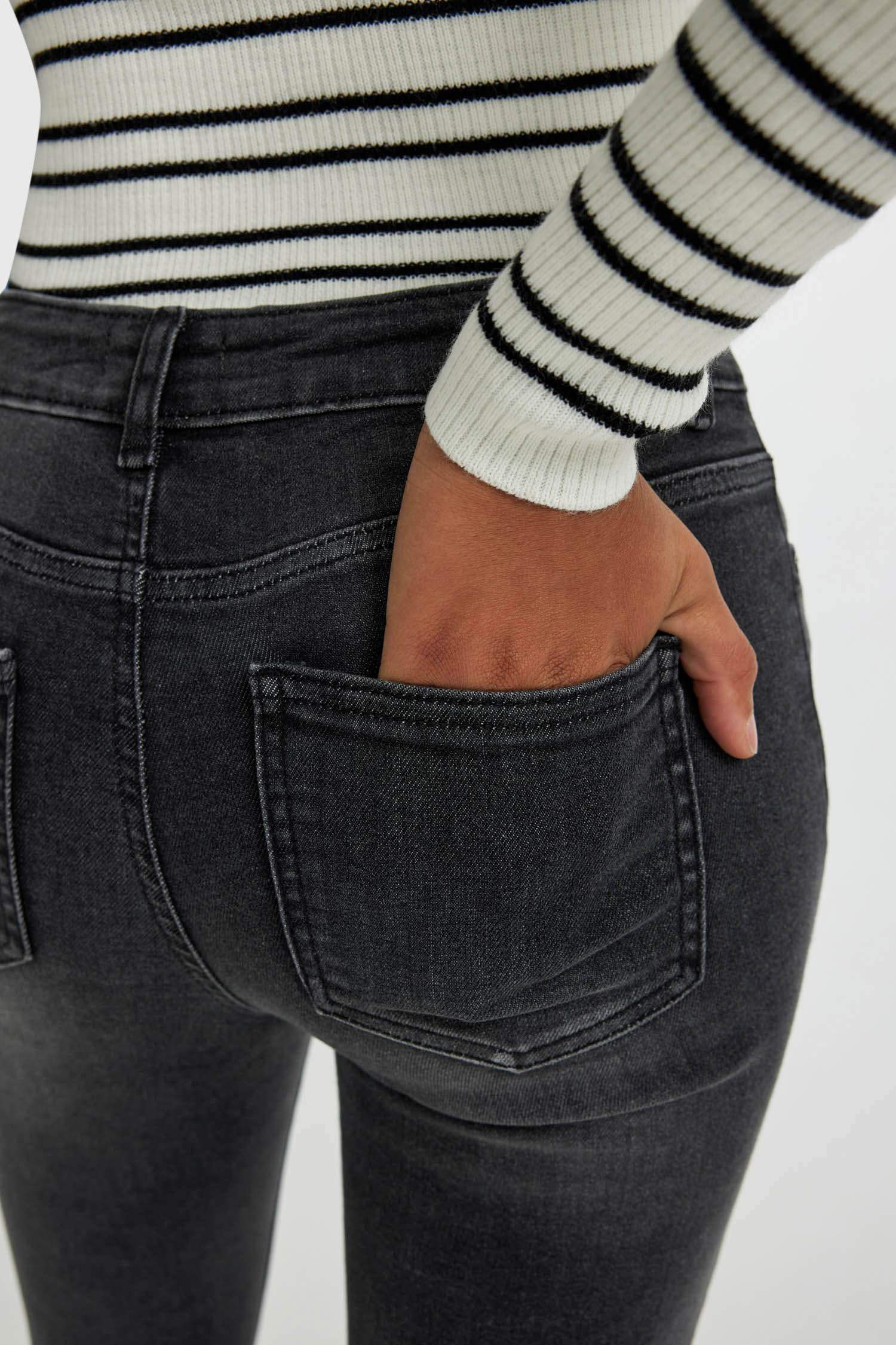 بنطلون جينز سكيني فيت وخصر عالي