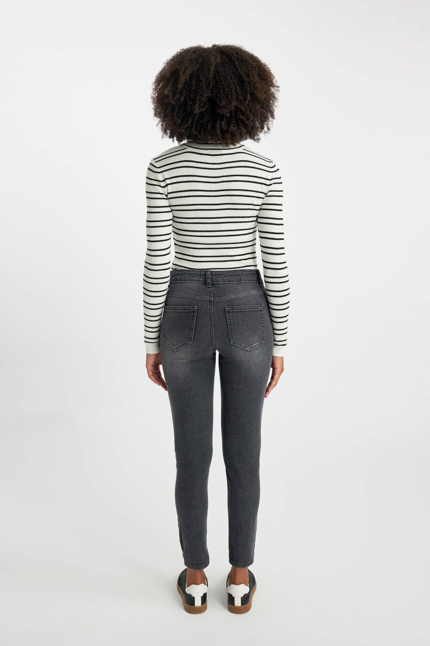 بنطلون جينز سكيني فيت وخصر عالي