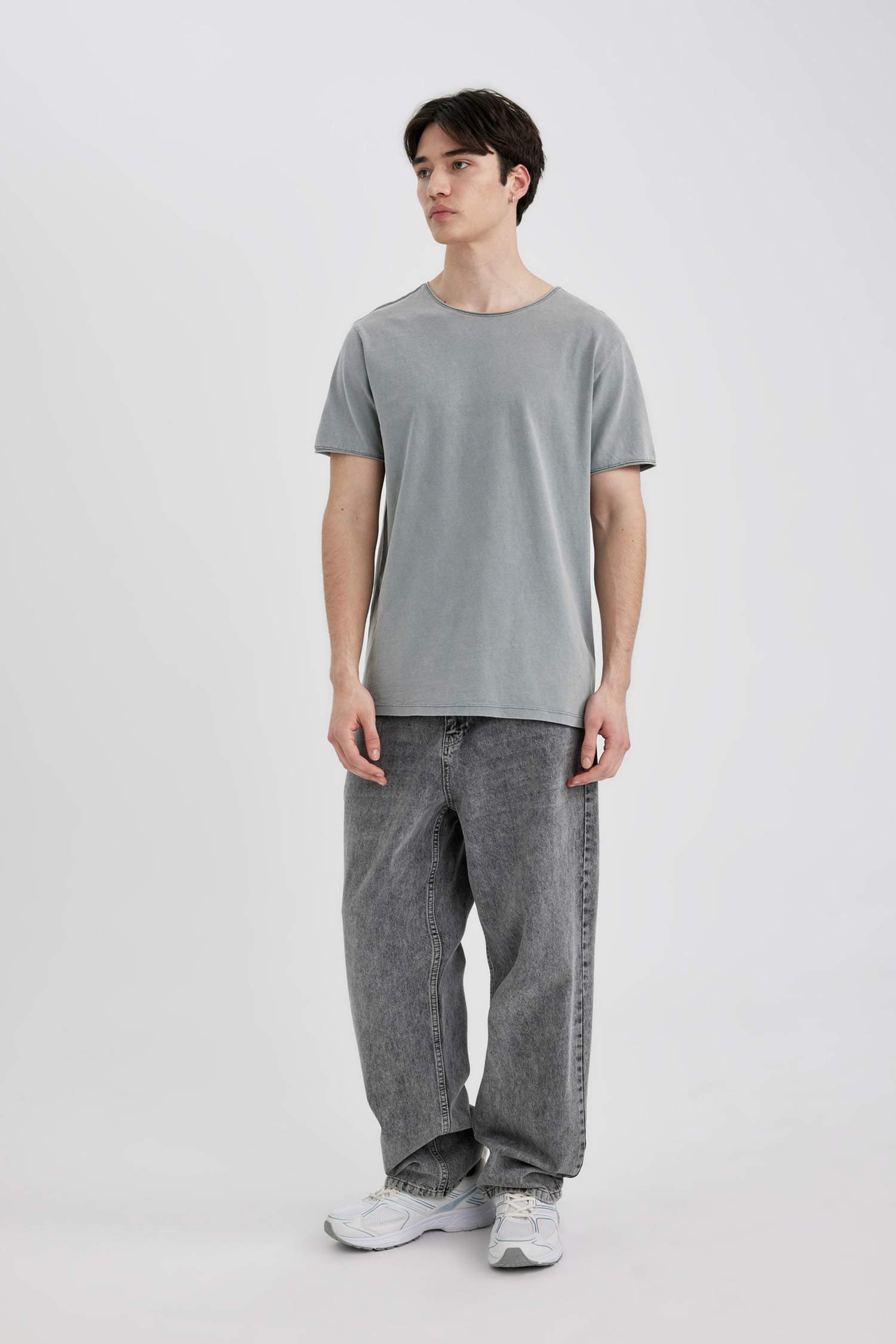 تيشيرت بيزك نص كم قصة عادية برقبة مستديرة