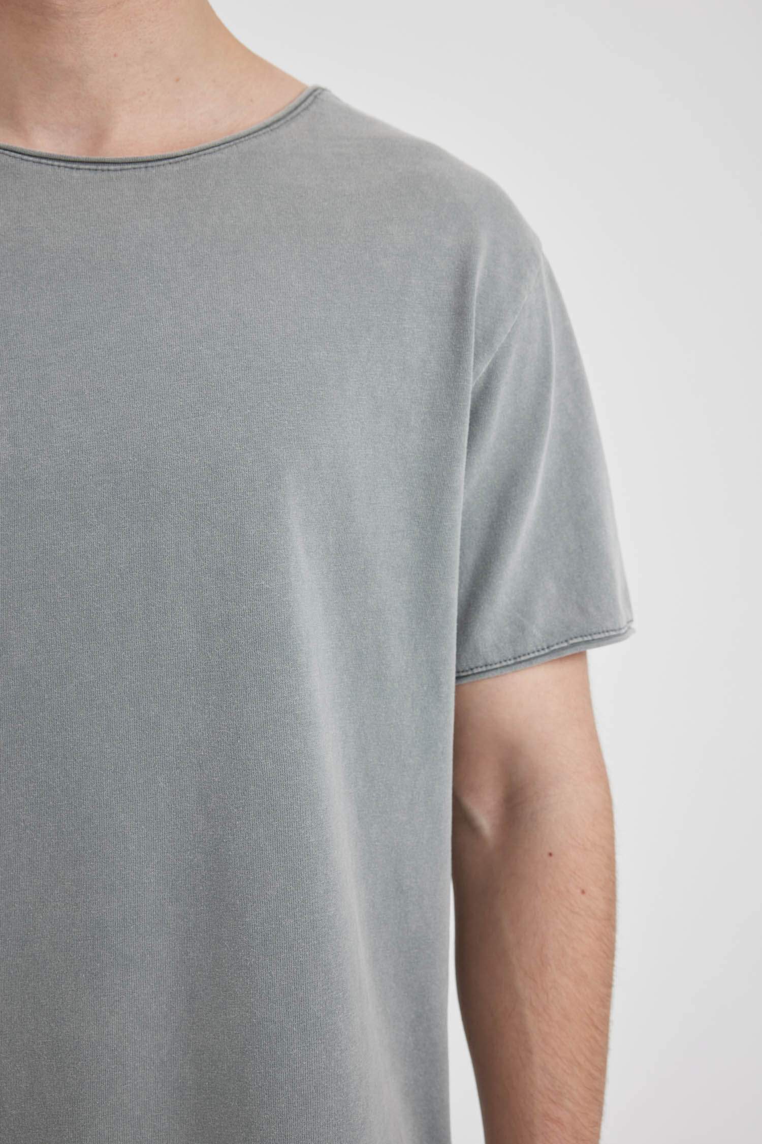 تيشيرت بيزك نص كم قصة عادية برقبة مستديرة