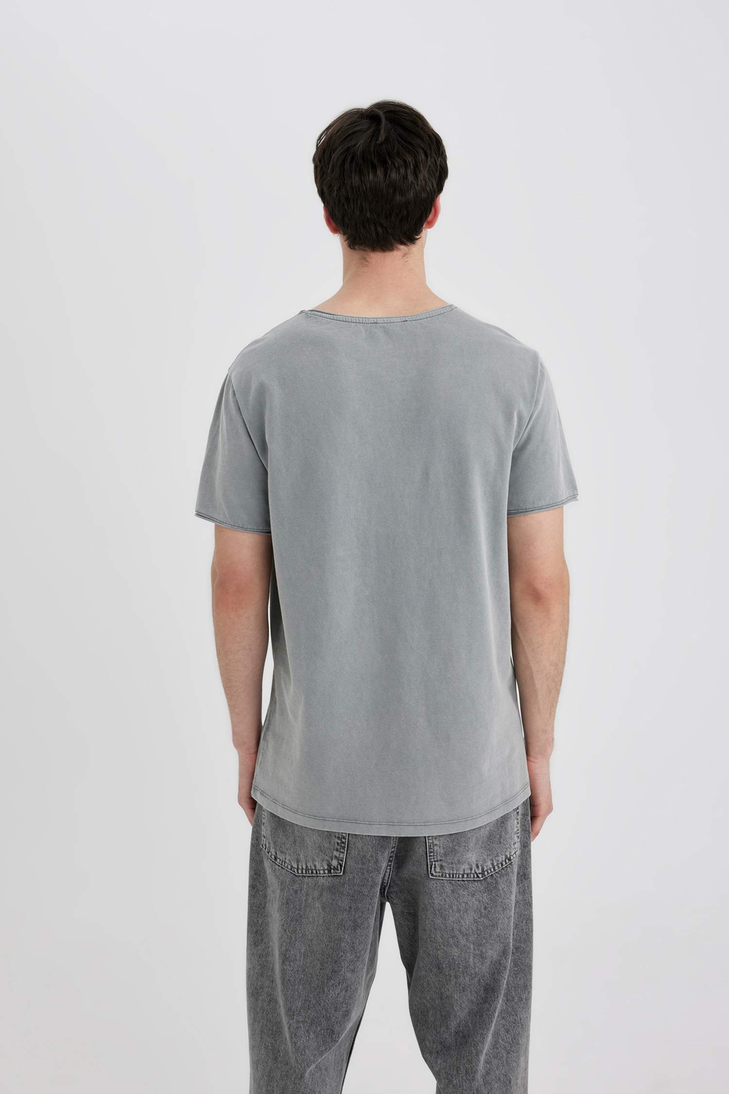 تيشيرت بيزك نص كم قصة عادية برقبة مستديرة