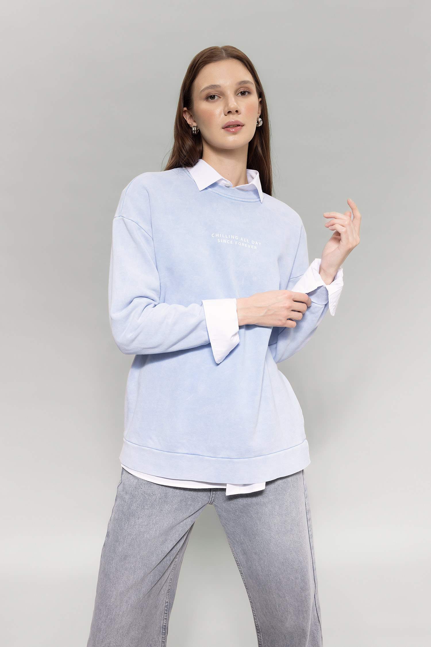 سويت شيرت طويل بطبعة شعار قصة عادية بياخة مستديرة