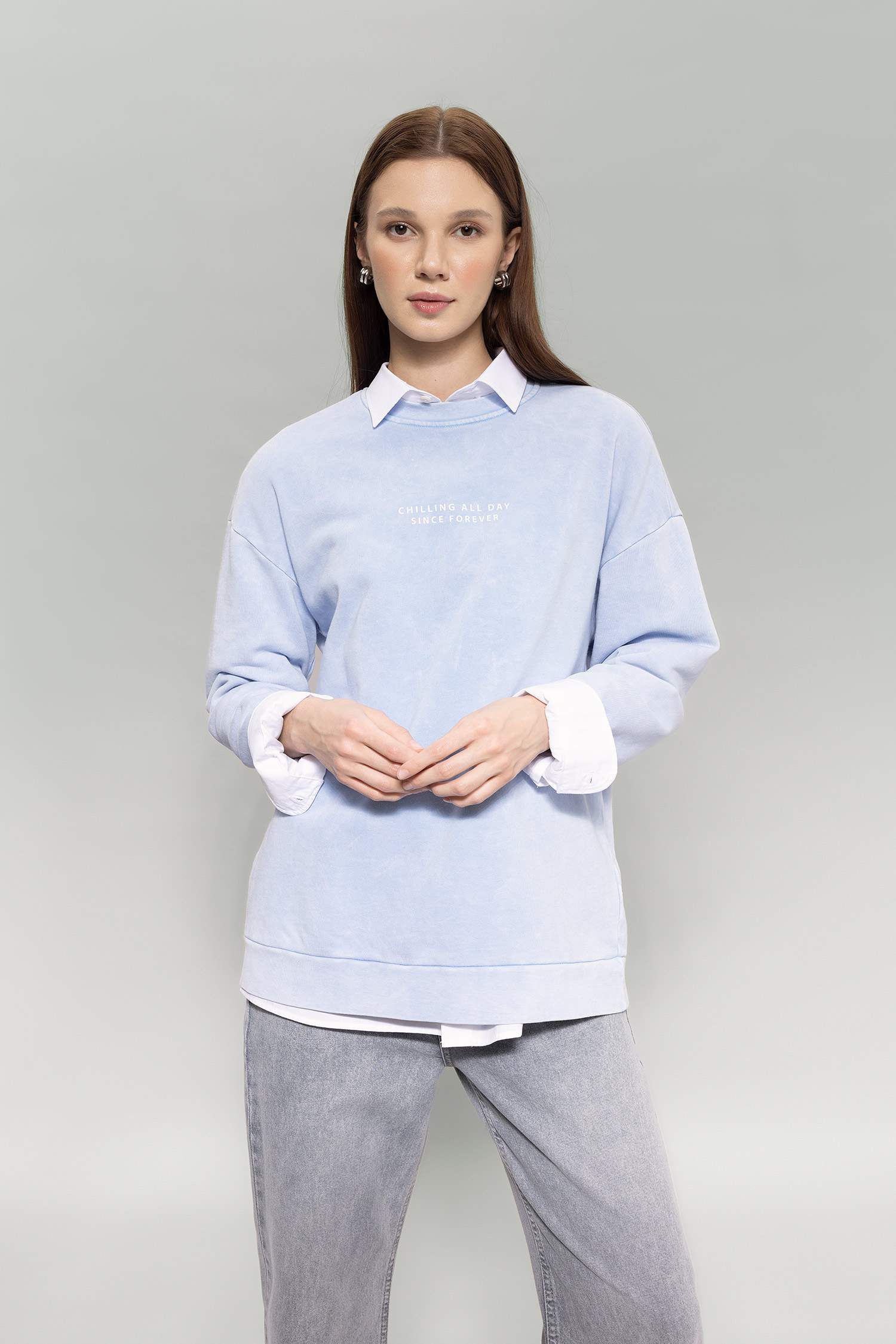 سويت شيرت طويل بطبعة شعار قصة عادية بياخة مستديرة