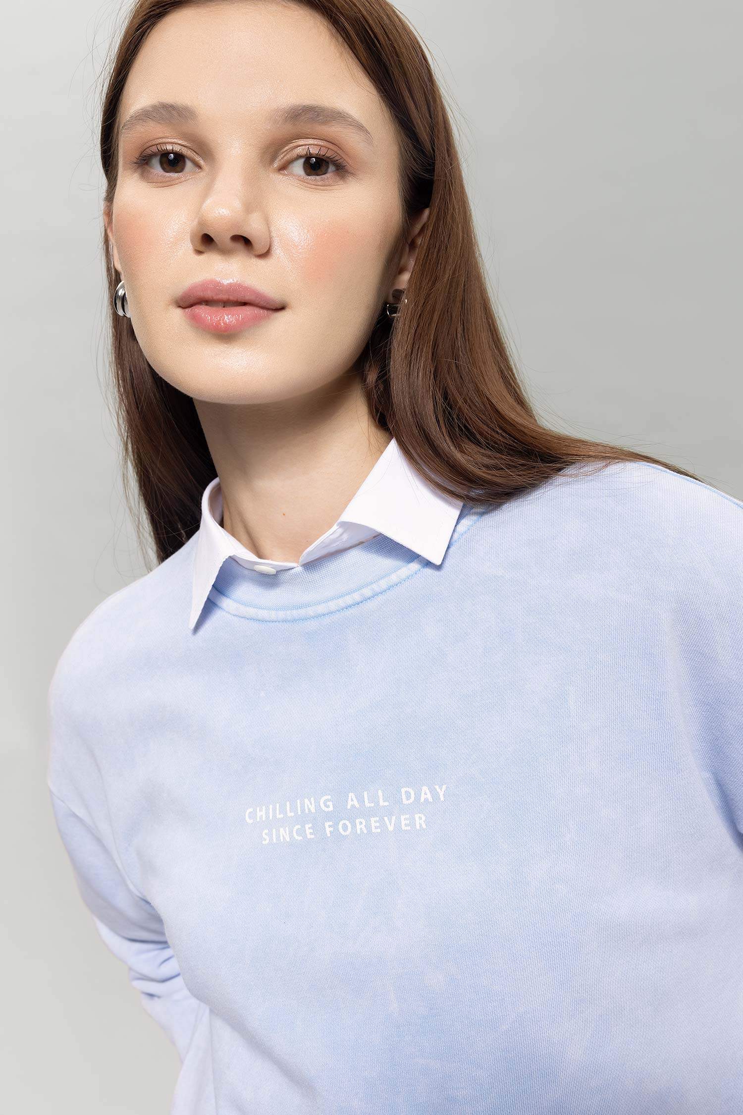 سويت شيرت طويل بطبعة شعار قصة عادية بياخة مستديرة