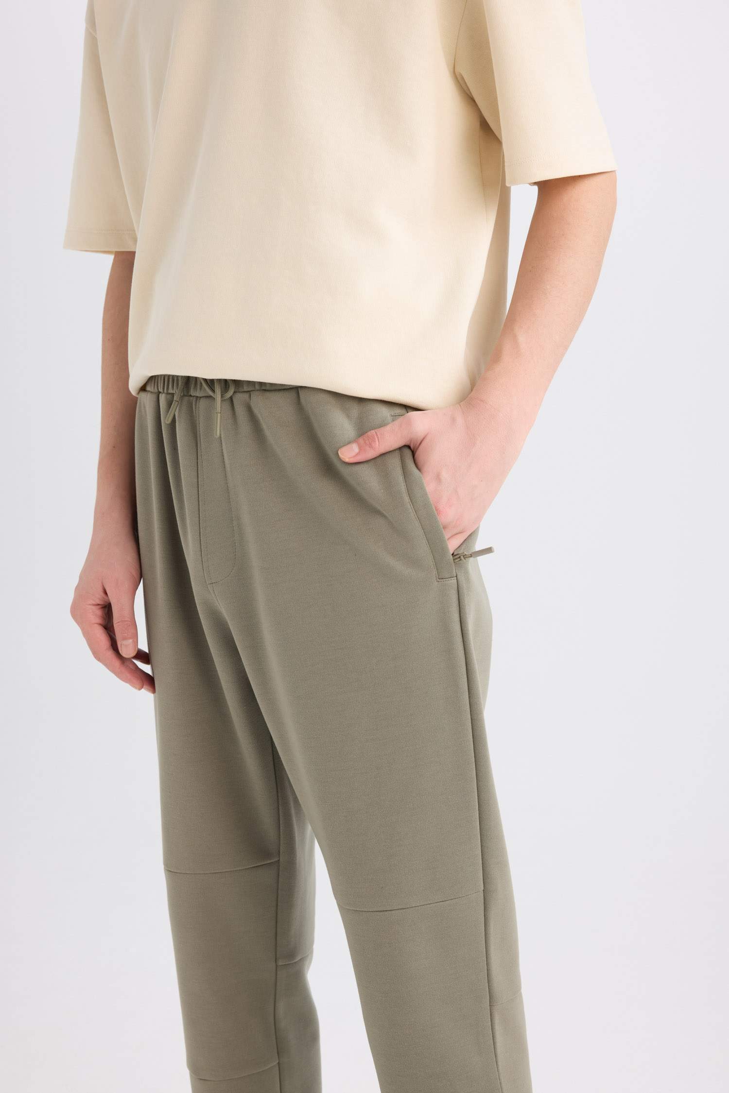 Regular Fit İnce Eşofman Altı Fermuar Cepli Beli Bağcıklı Lastikli Paça