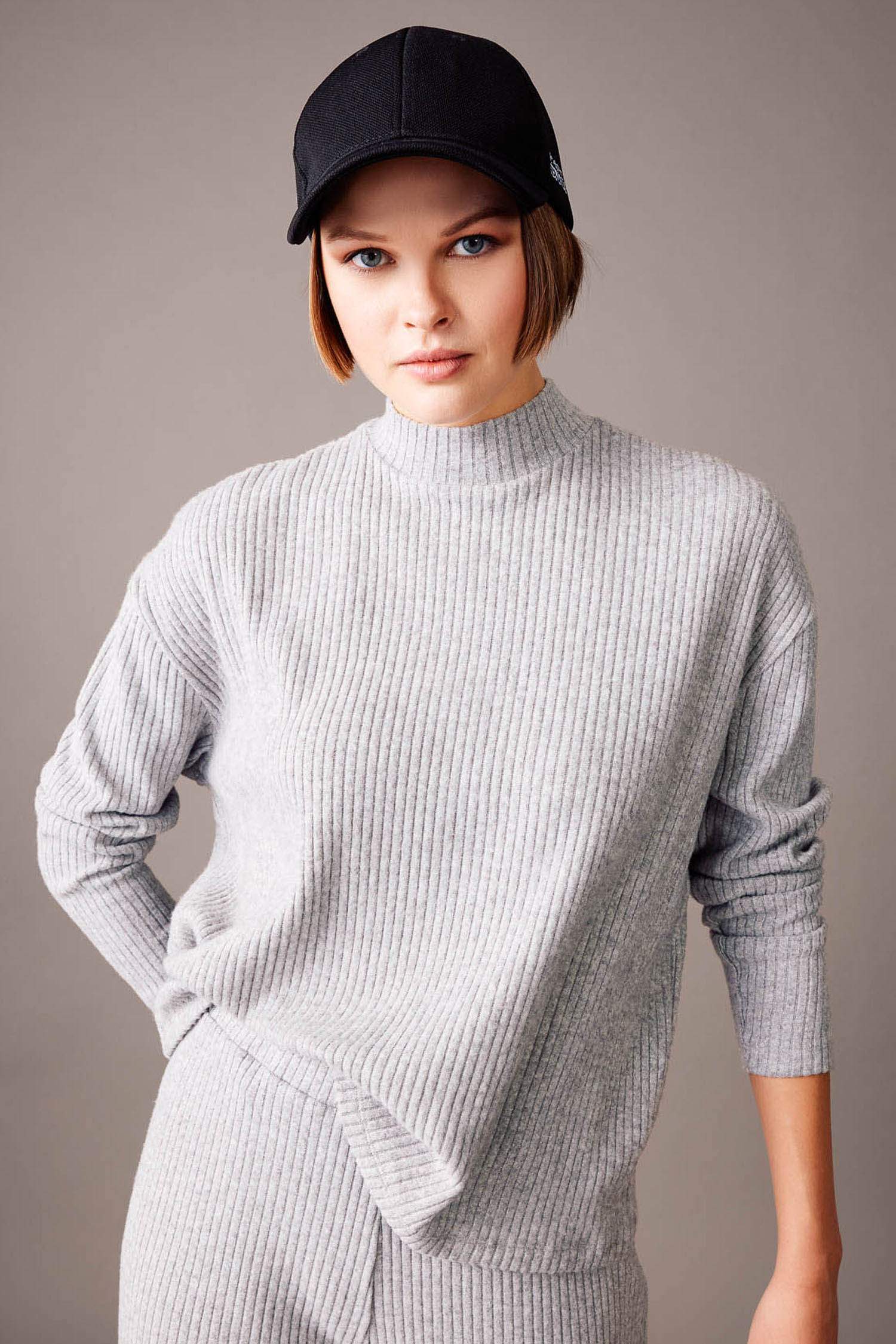 Кофта стандартного кроя с круглым вырезом