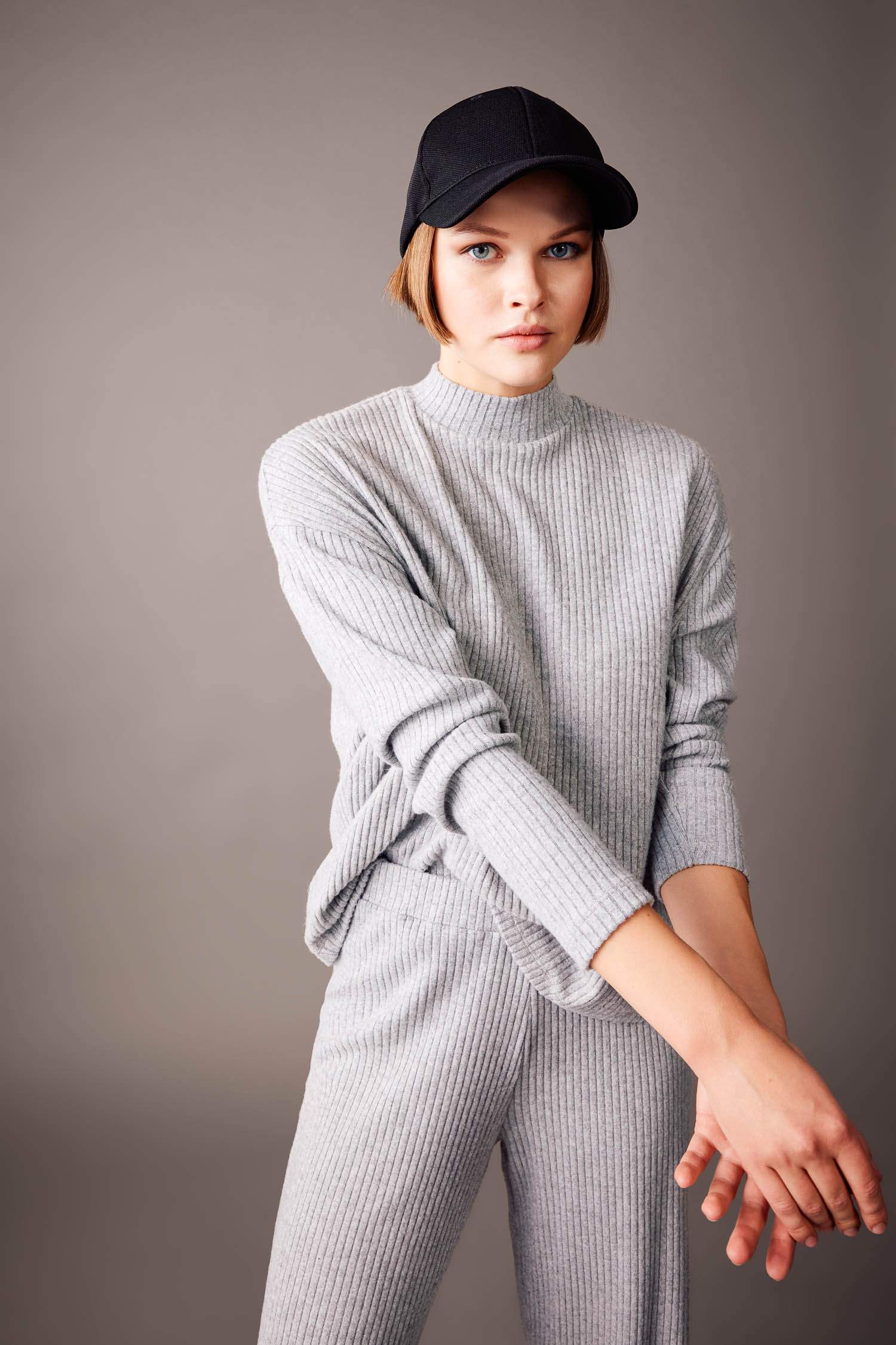 Кофта стандартного кроя с круглым вырезом