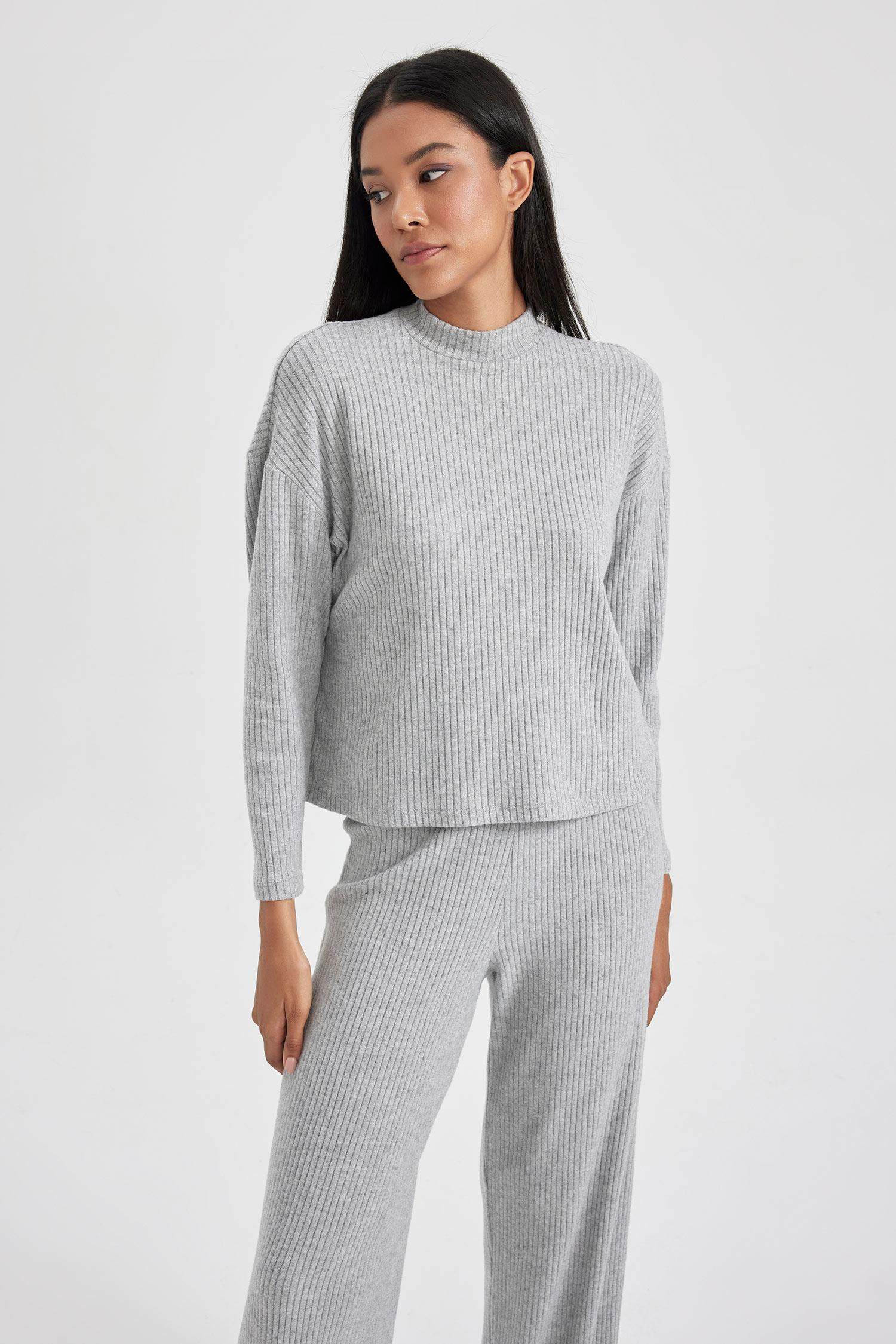 Кофта стандартного кроя с круглым вырезом