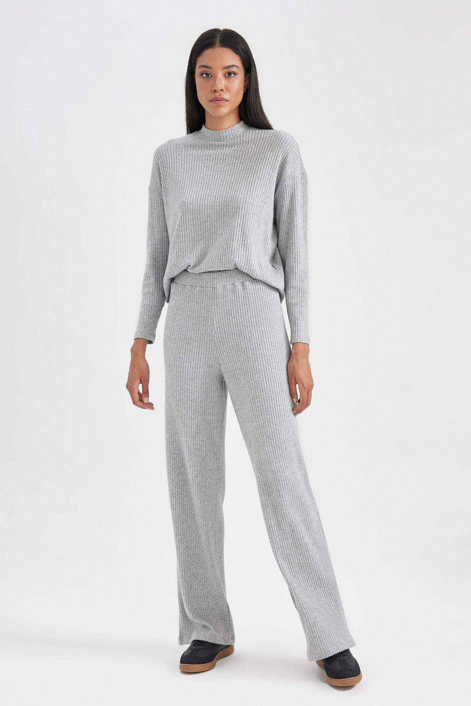 дөңгелек жаға тоқылған Ұзын жеңді футболка