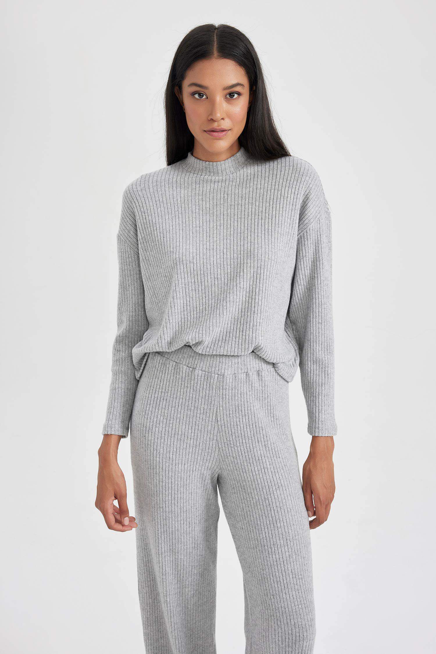 дөңгелек жаға тоқылған Ұзын жеңді футболка