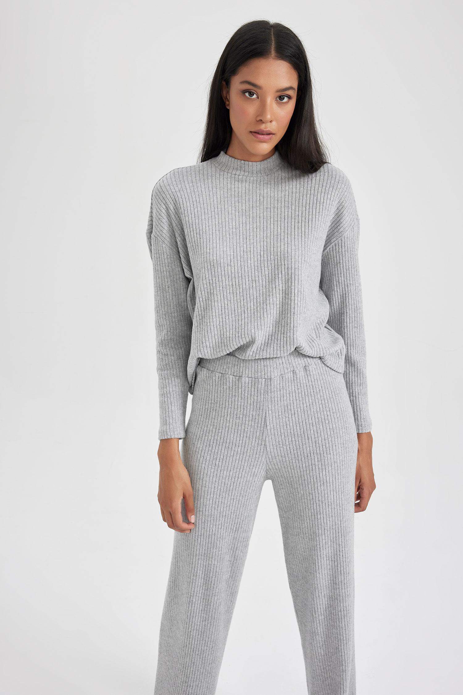 дөңгелек жаға тоқылған Ұзын жеңді футболка