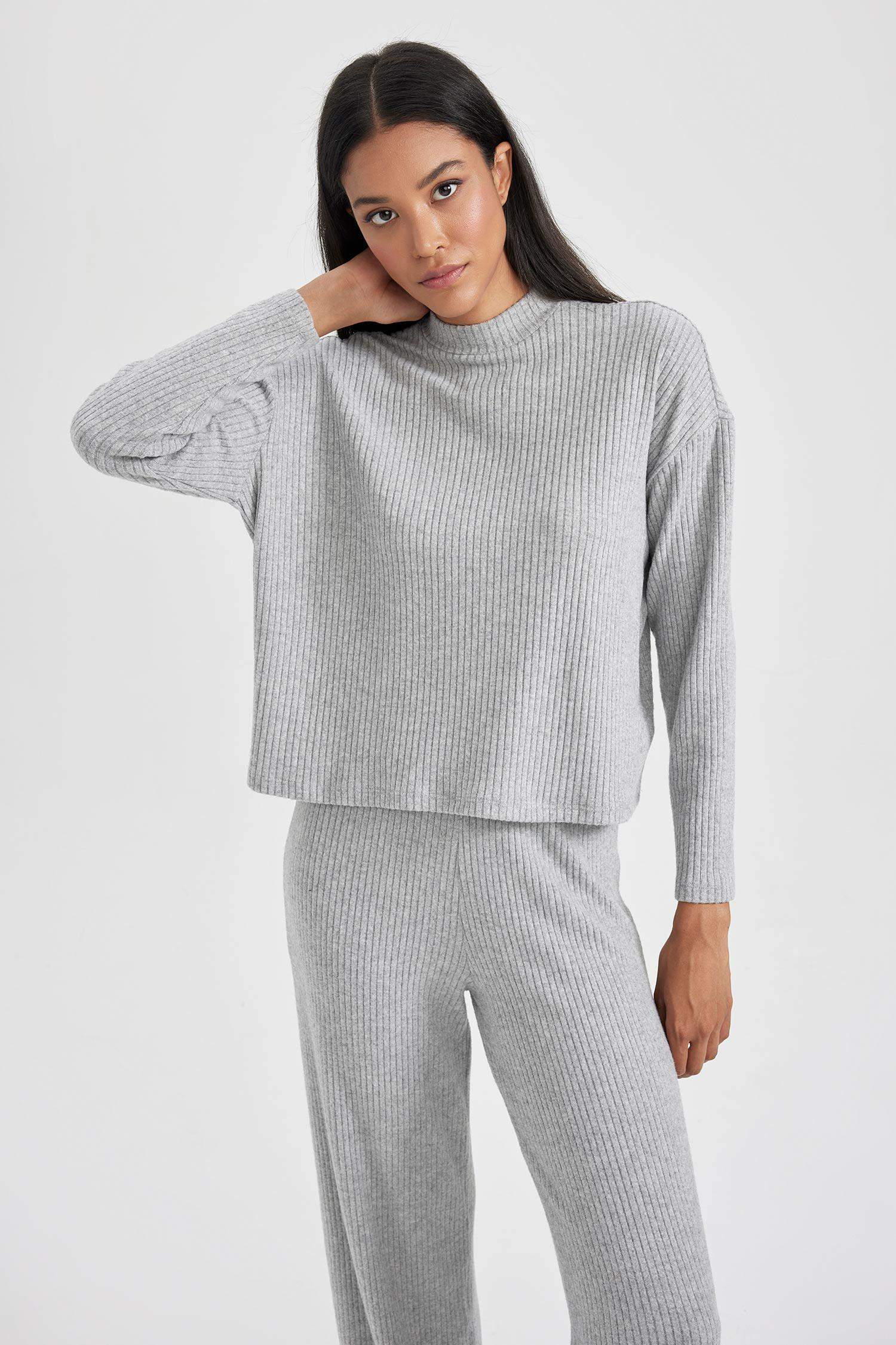 дөңгелек жаға тоқылған Ұзын жеңді футболка