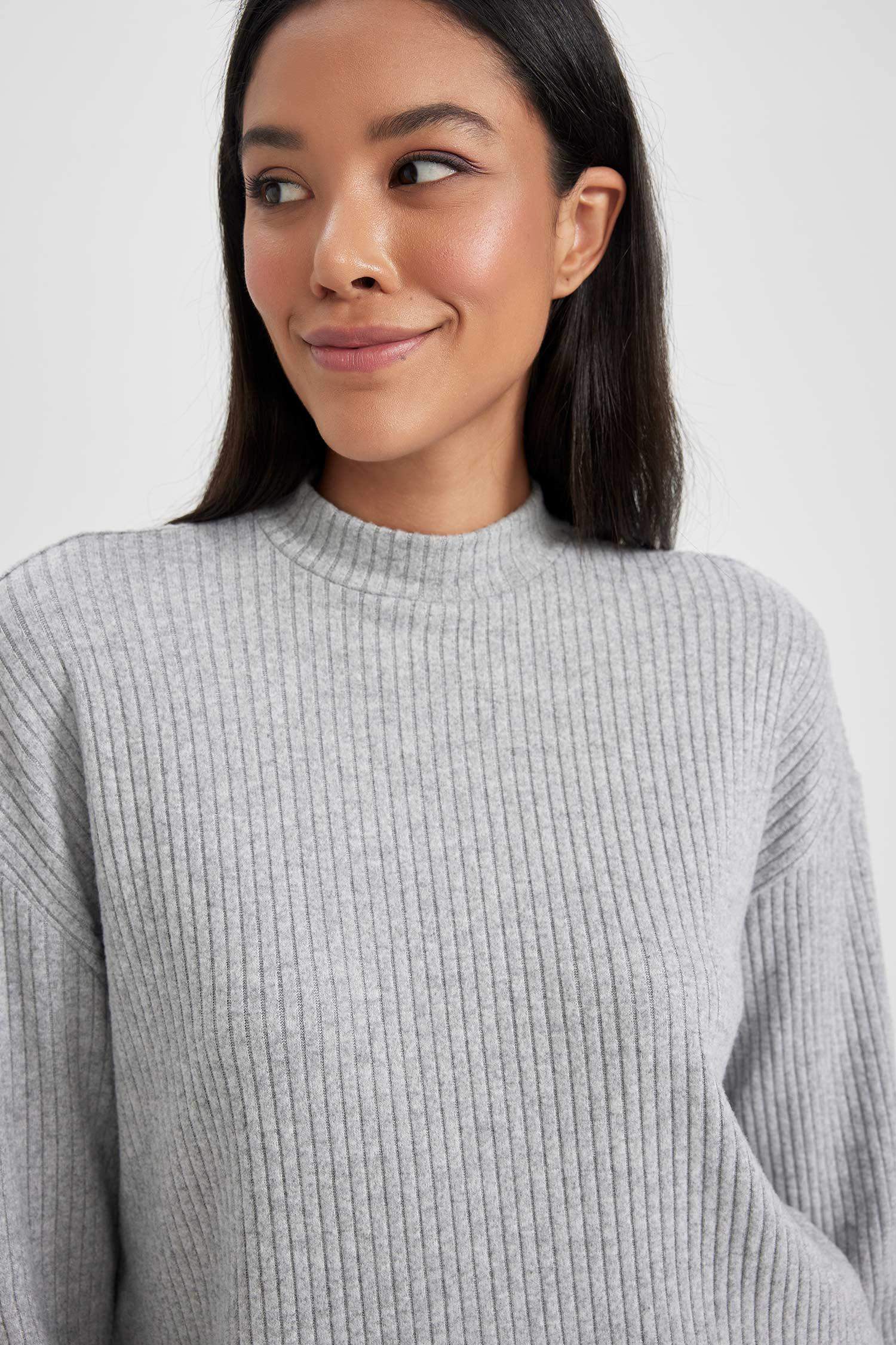 дөңгелек жаға тоқылған Ұзын жеңді футболка