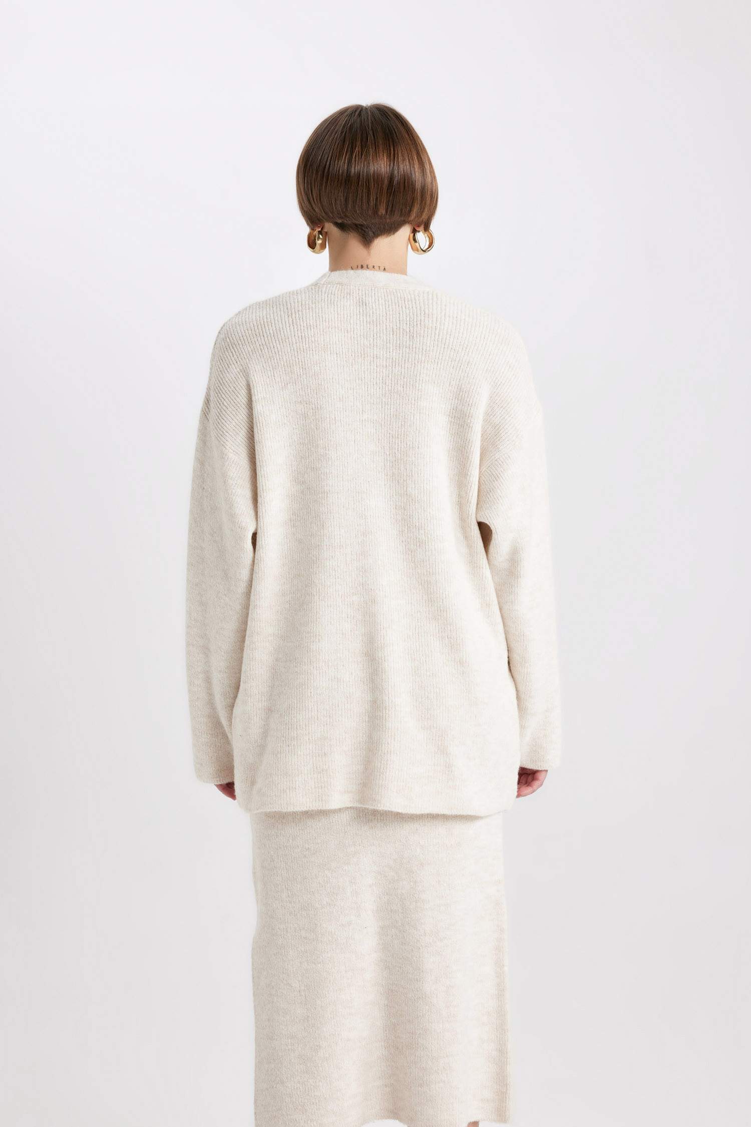 جاكيت صوف اوفر سايز بياخة V