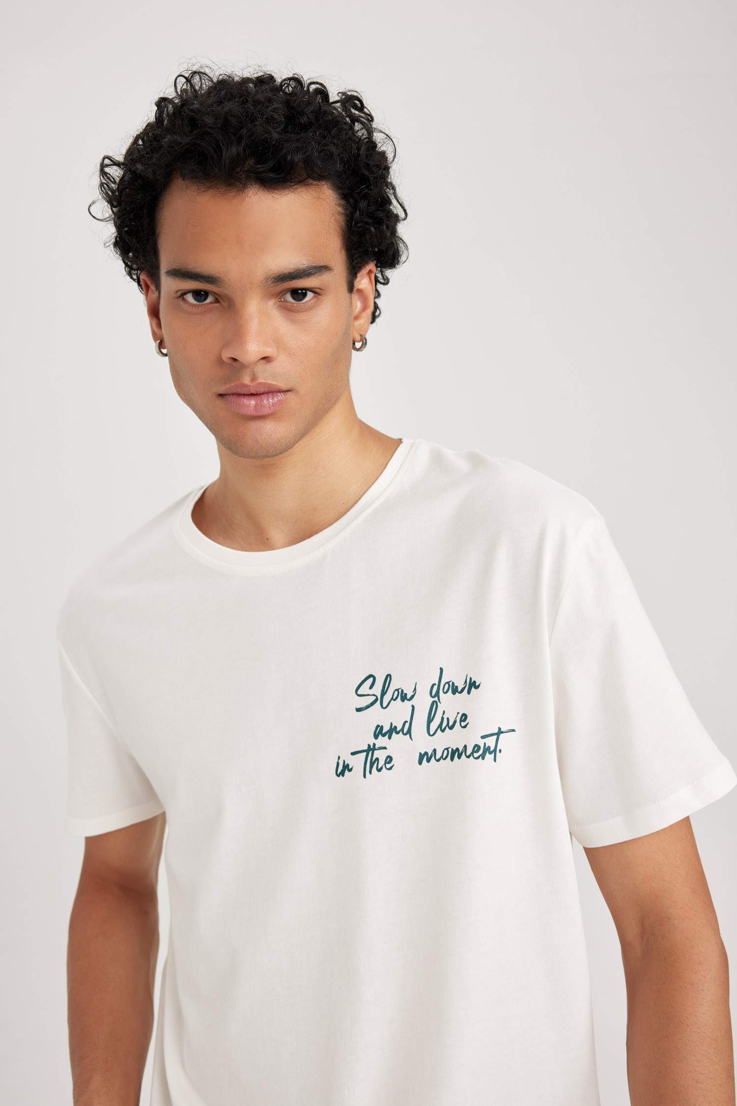 White MEN Regular Fit Crew Neck Printed T-Shirt 2933098 | DeFacto