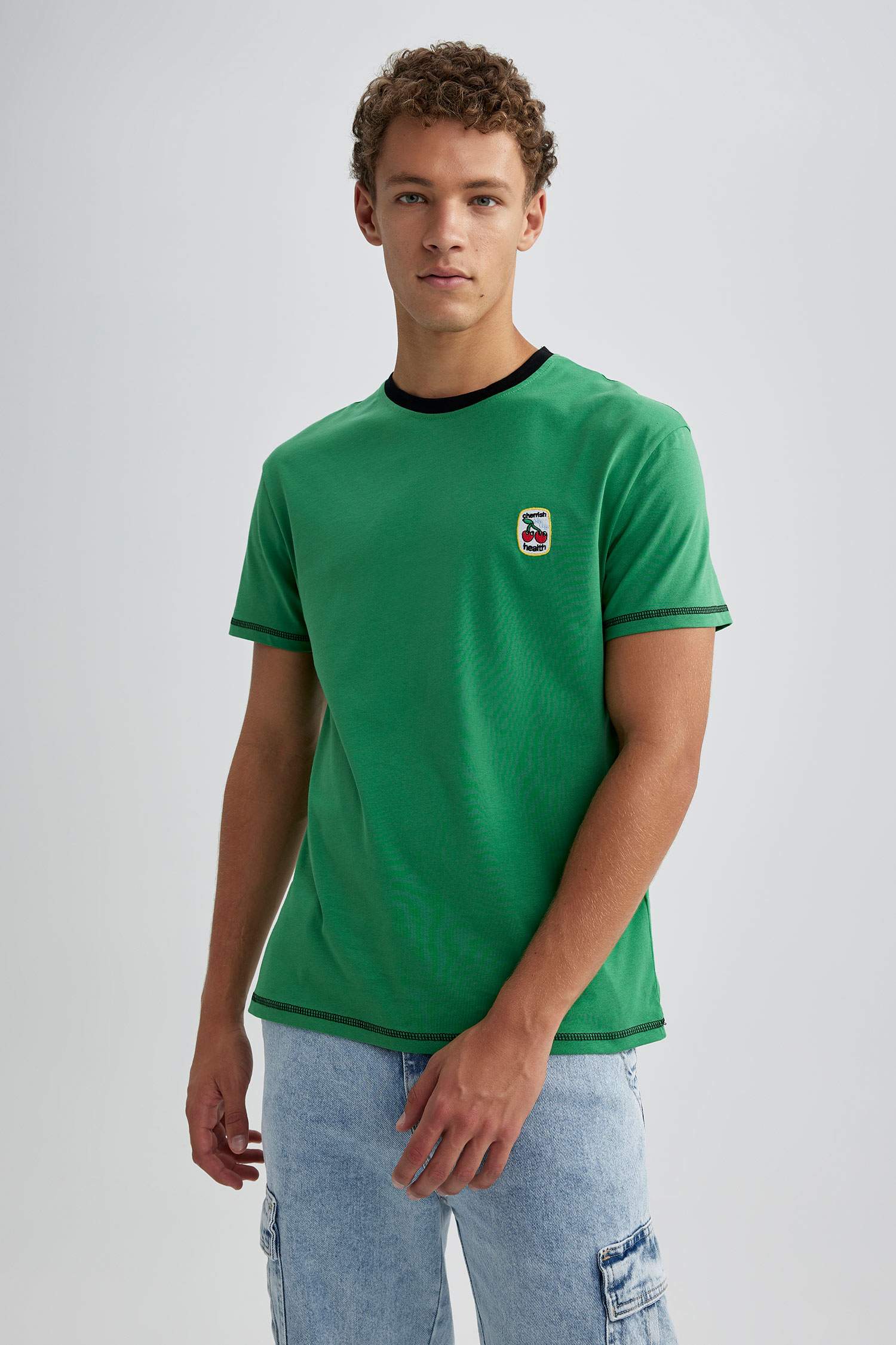 تي شيرت بقصة عادية برقبة مستديرة