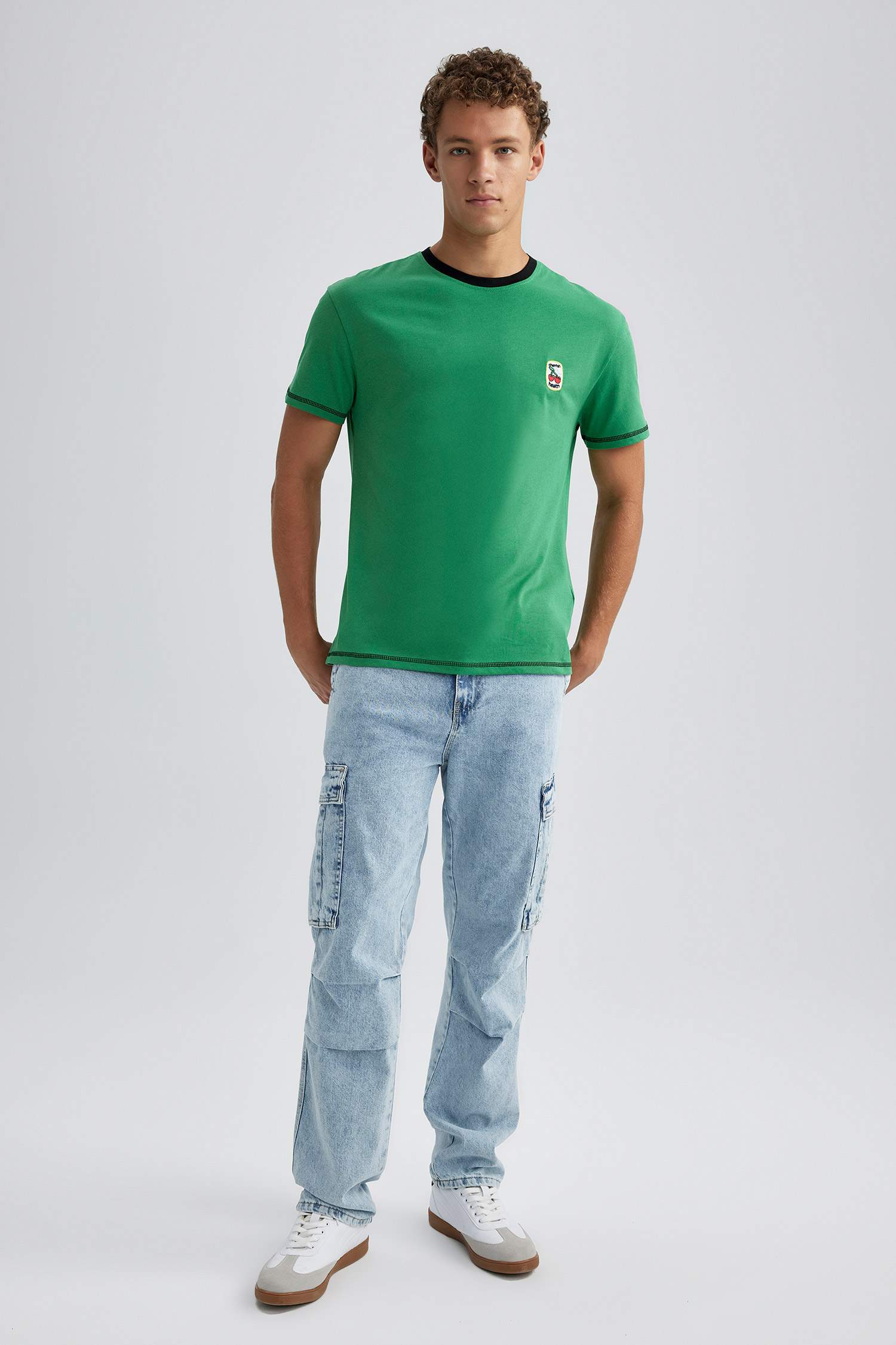 تي شيرت بقصة عادية برقبة مستديرة