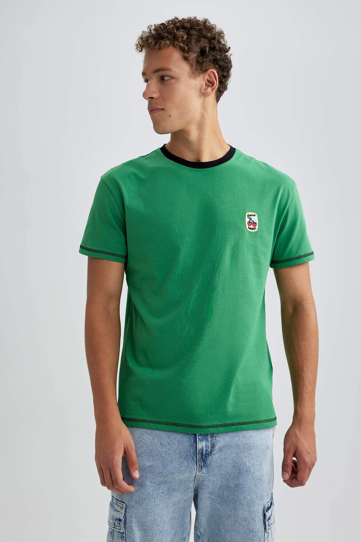 تي شيرت بقصة عادية برقبة مستديرة