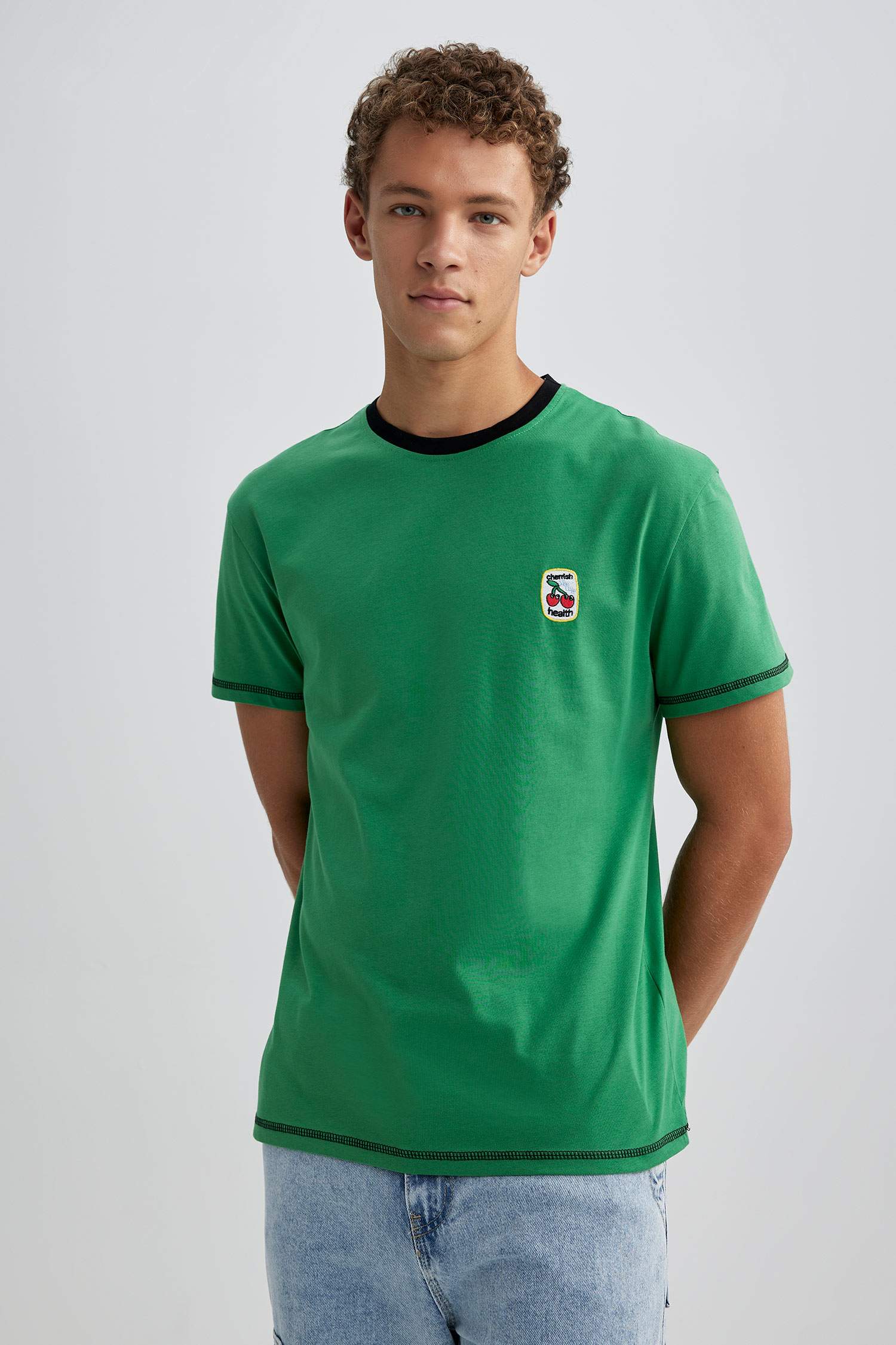 تي شيرت بقصة عادية برقبة مستديرة