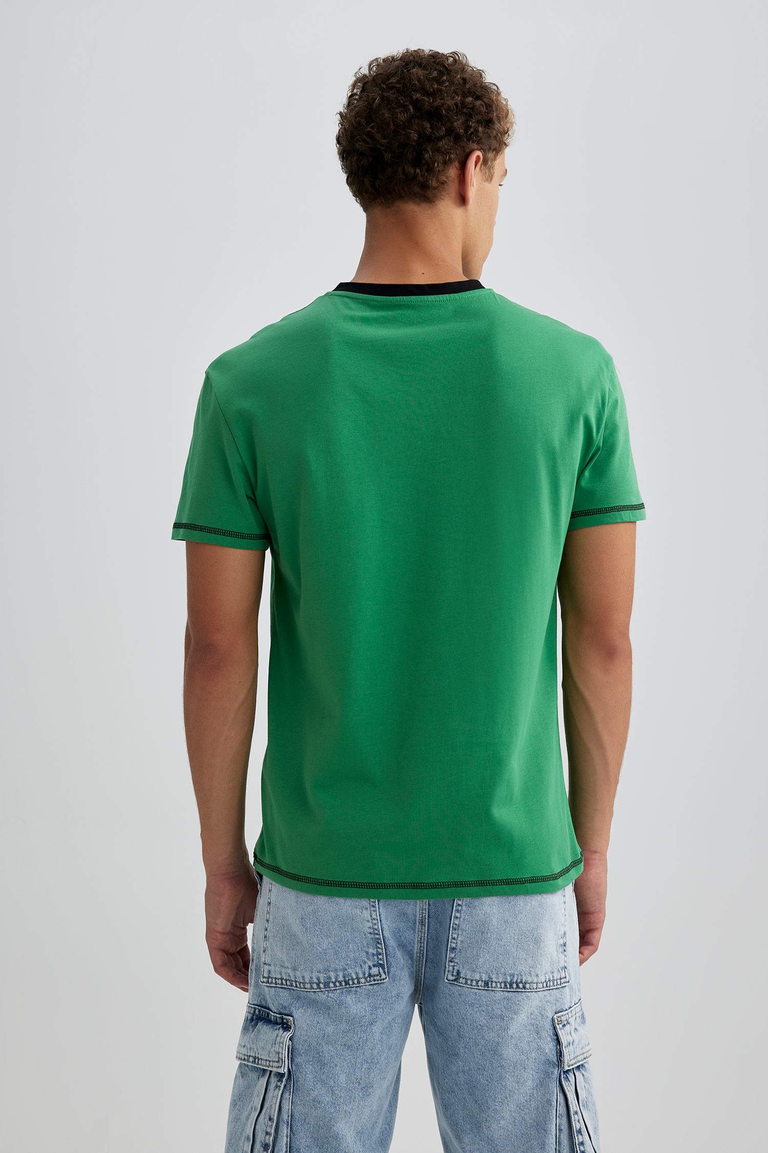 تي شيرت بقصة عادية برقبة مستديرة