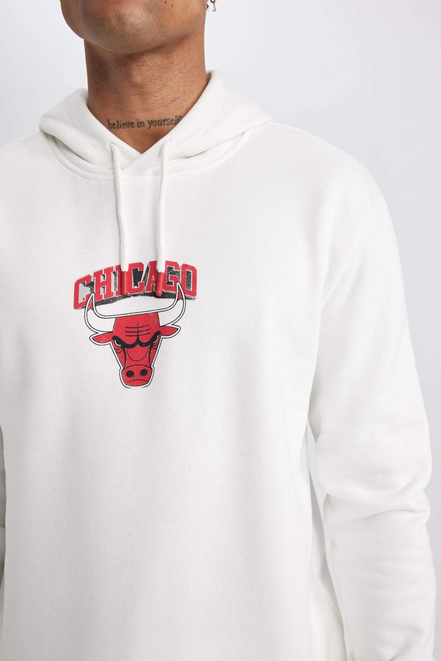 NBA Chicago Bulls Standart Fit Kapüşonlu Sırt Baskılı Kalın Sweatshirt