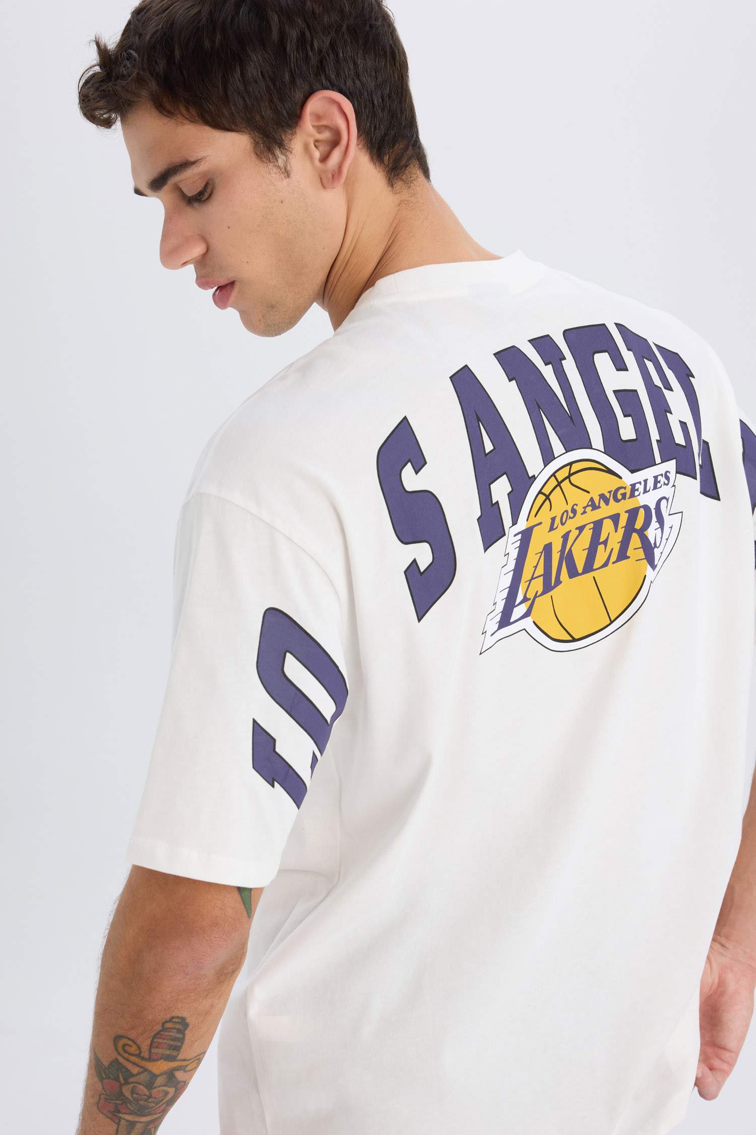 DeFactoFit NBA Los Angeles Lakers Oversize Geniş Kalıp Bisiklet Yaka Sırt Baskılı Kısa Kollu Tişört
