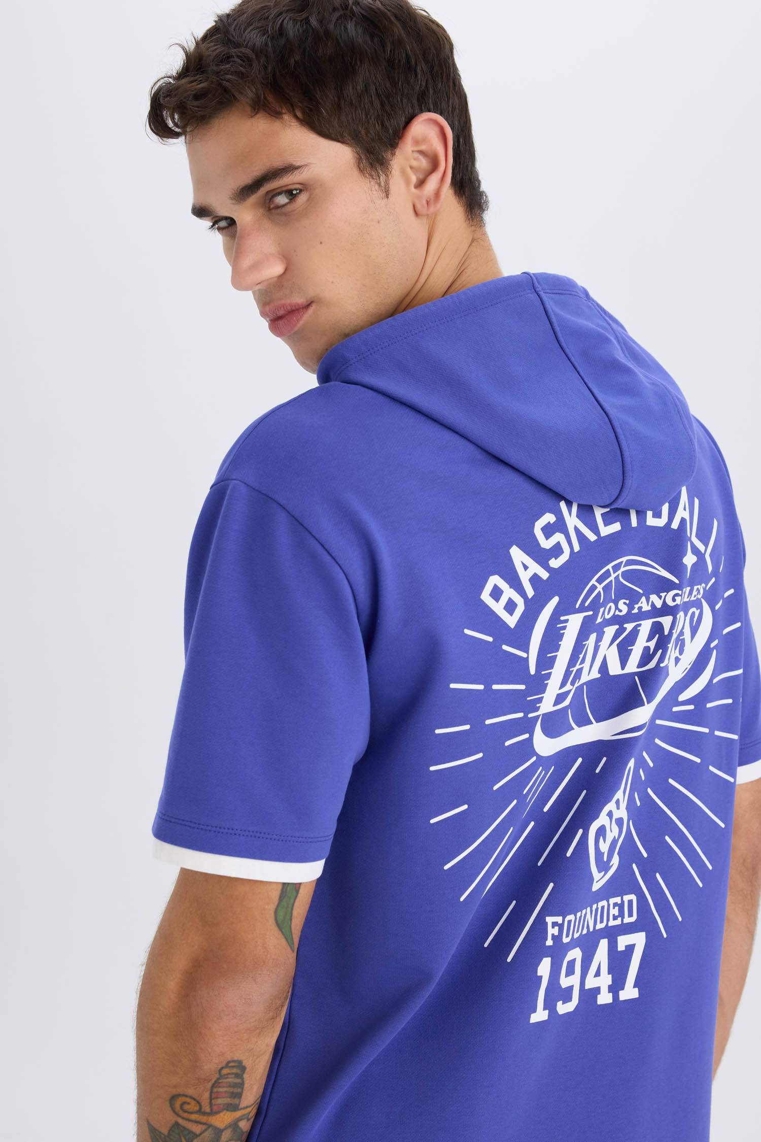 DeFactoFit NBA Los Angeles Lakers Oversize Geniş Kalıp Kapüşonlu Sırt Baskılı Kısa Kollu Tişört
