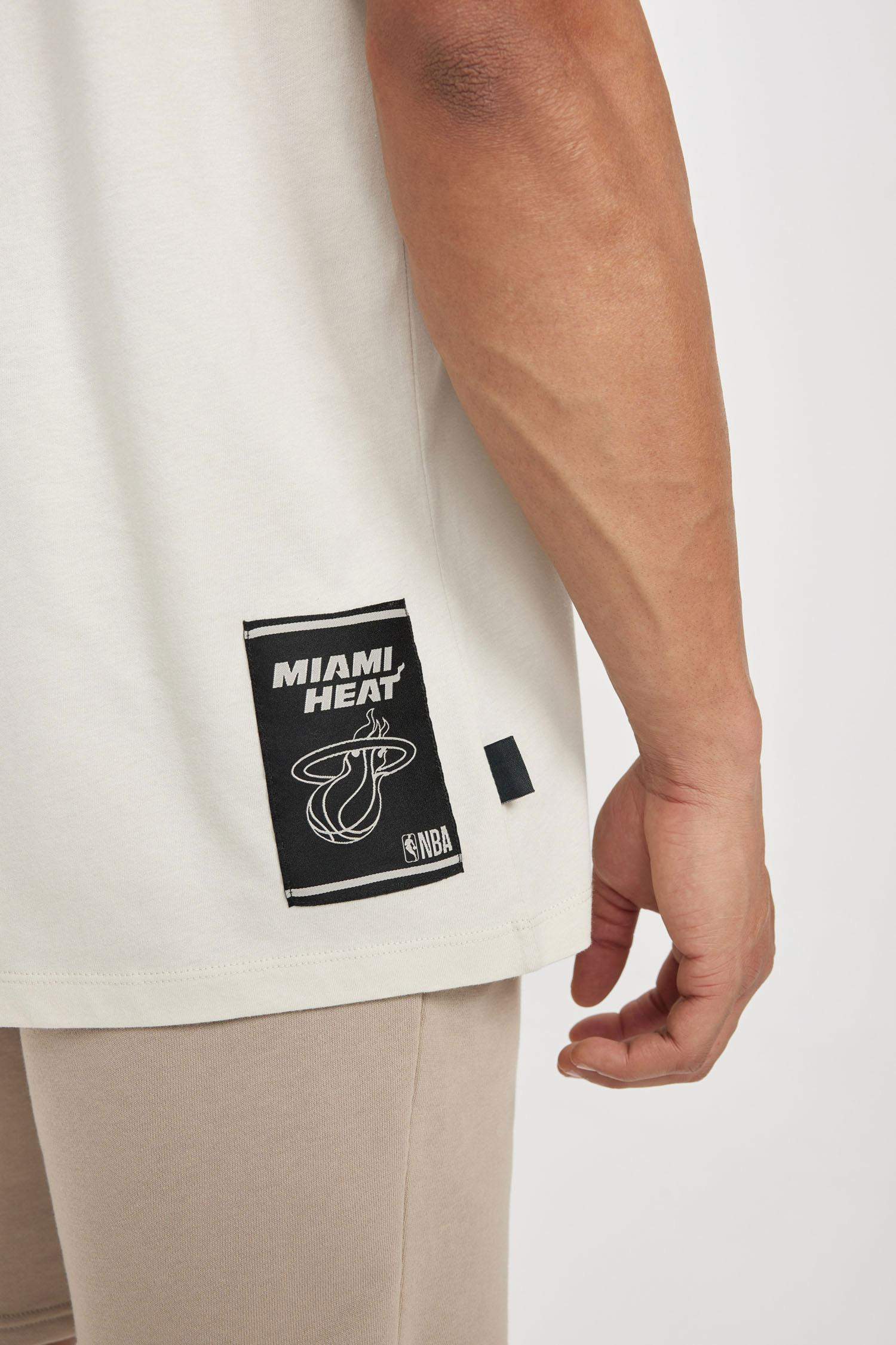 Boxy Fit Licensed by the NBA Miami Heat Crew Neck T-Shirt