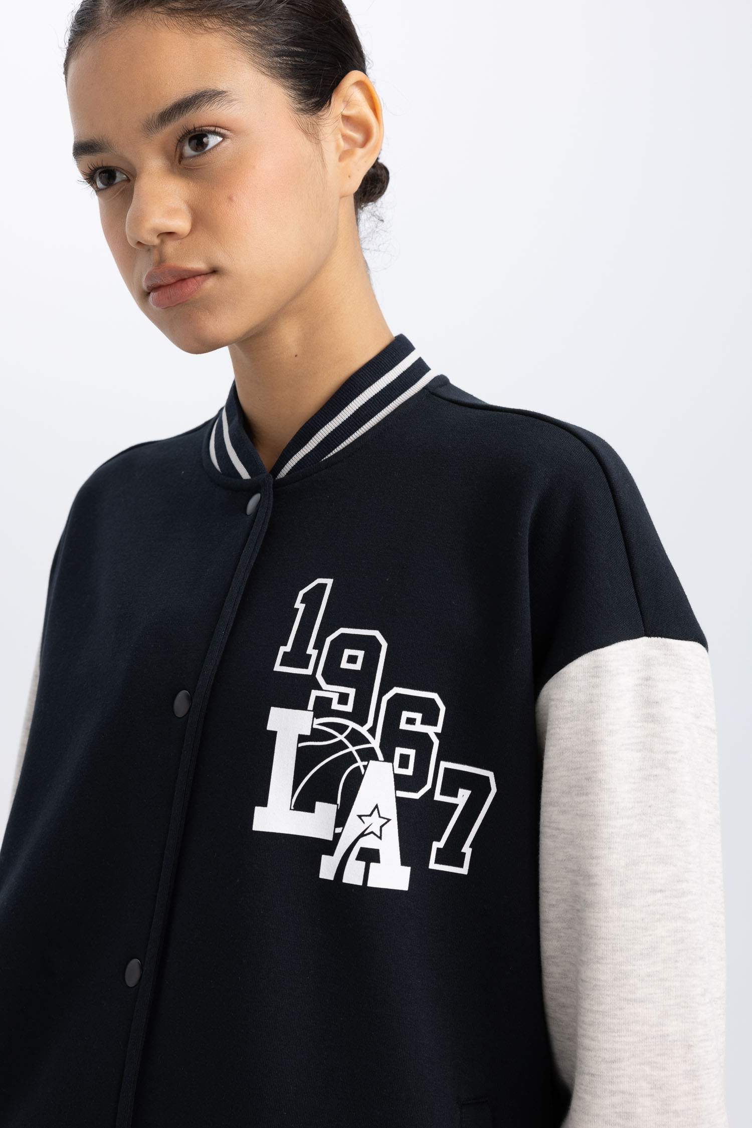 جاكيت بومبر اوفر سايز بجيب من DeFacto Fit