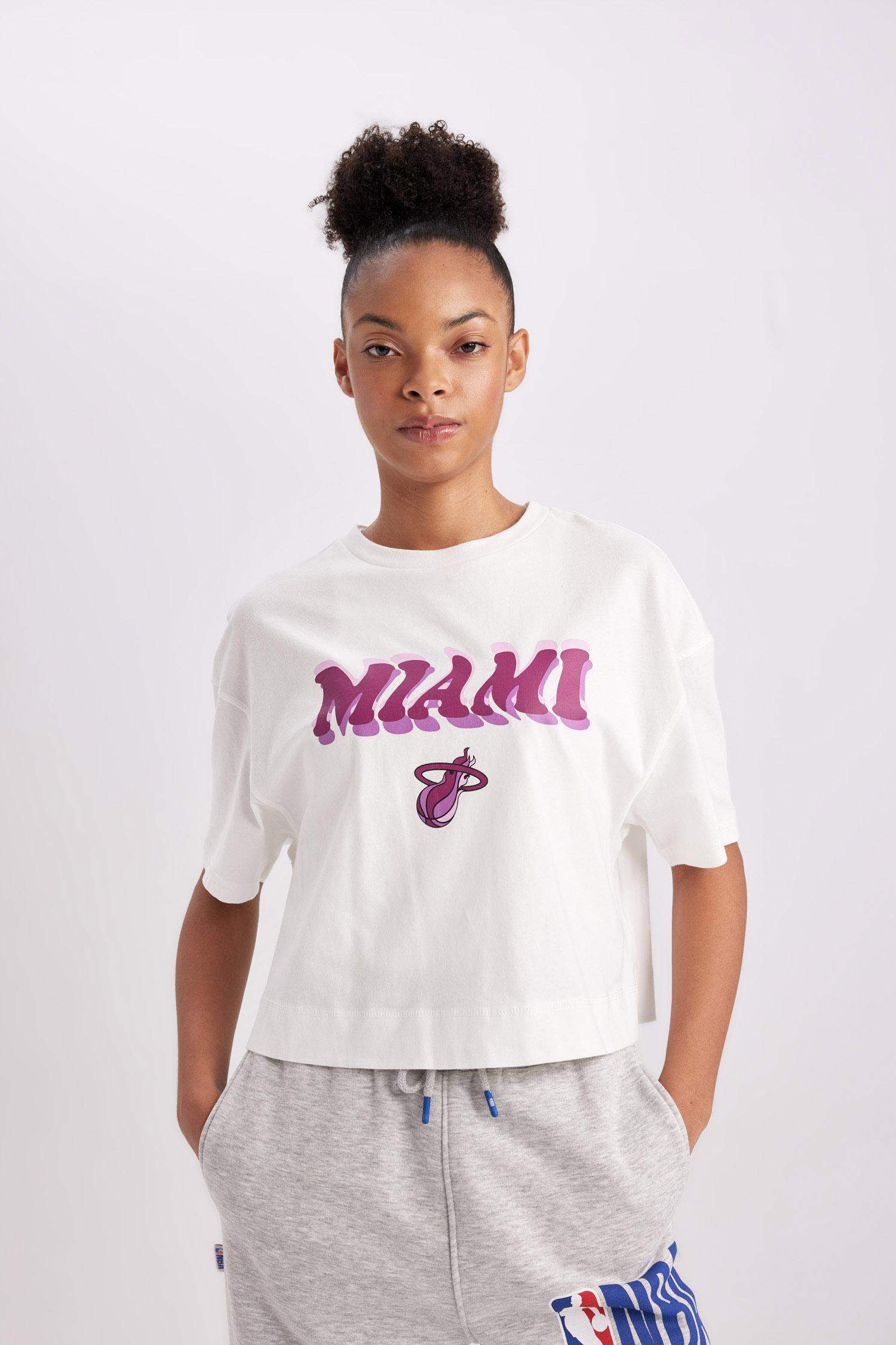 تيشيرت نص كم برقبة مستديرة من ميامي هيت