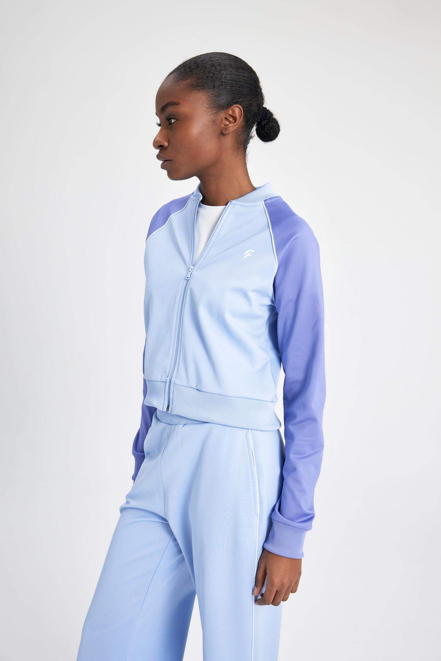 سويتر بيكة قصة عادية بجيب مزدوج من DeFactoFit