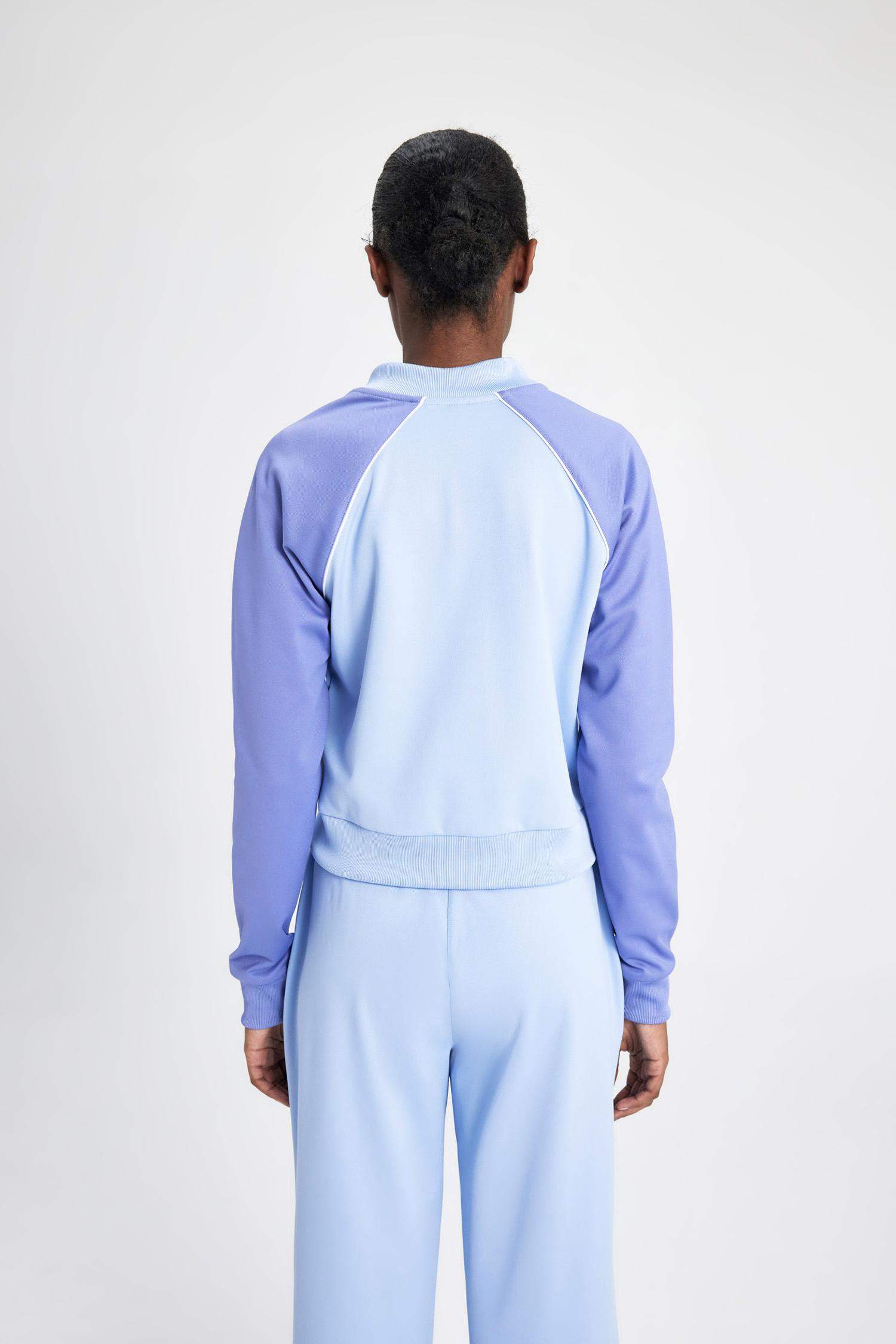 سويتر بيكة قصة عادية بجيب مزدوج من DeFactoFit