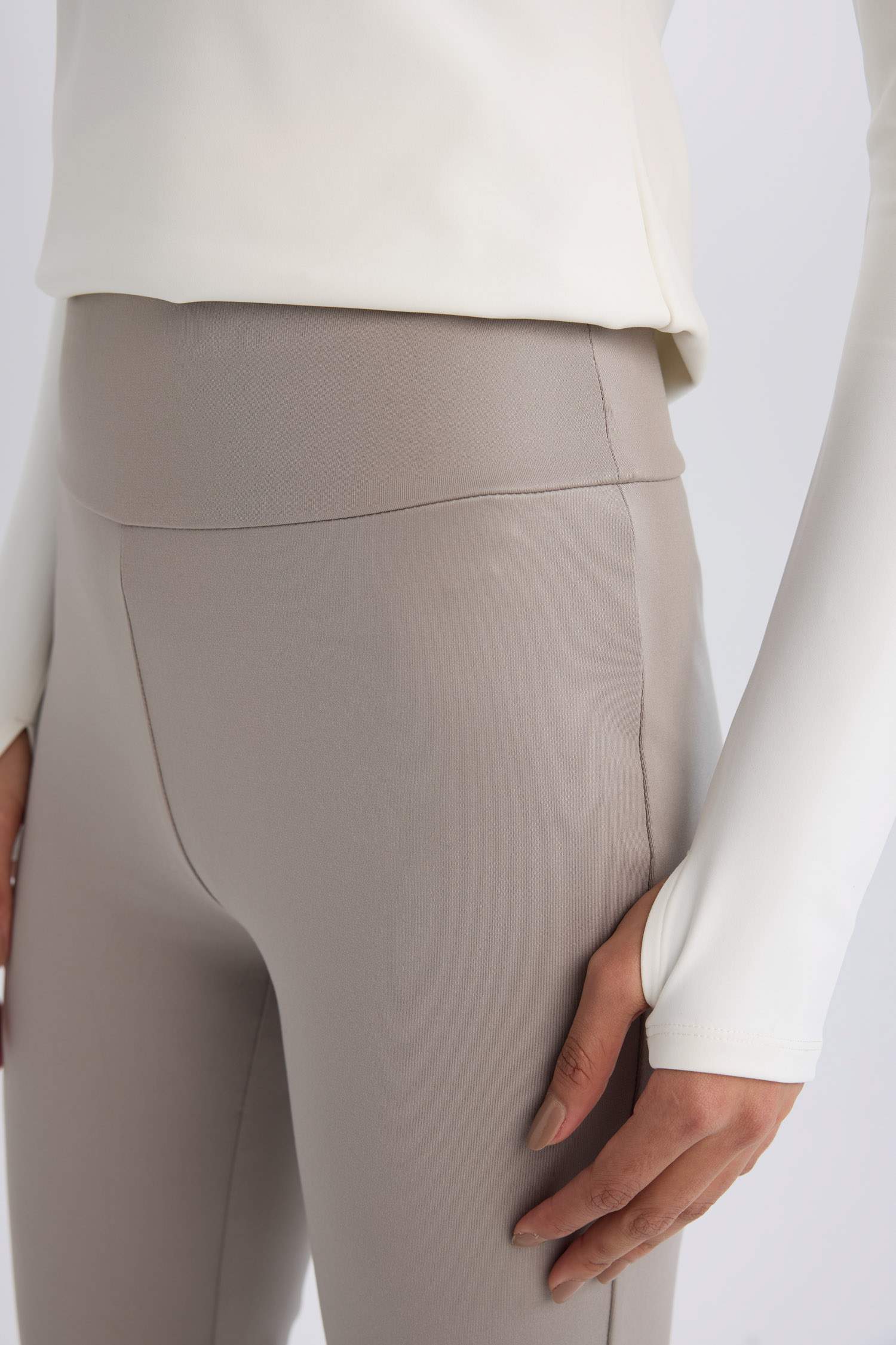 DeFactoFit Flare Fit Sporcu İnce Eşofman Altı İspanyol Paça Standart Boy Basic Düz