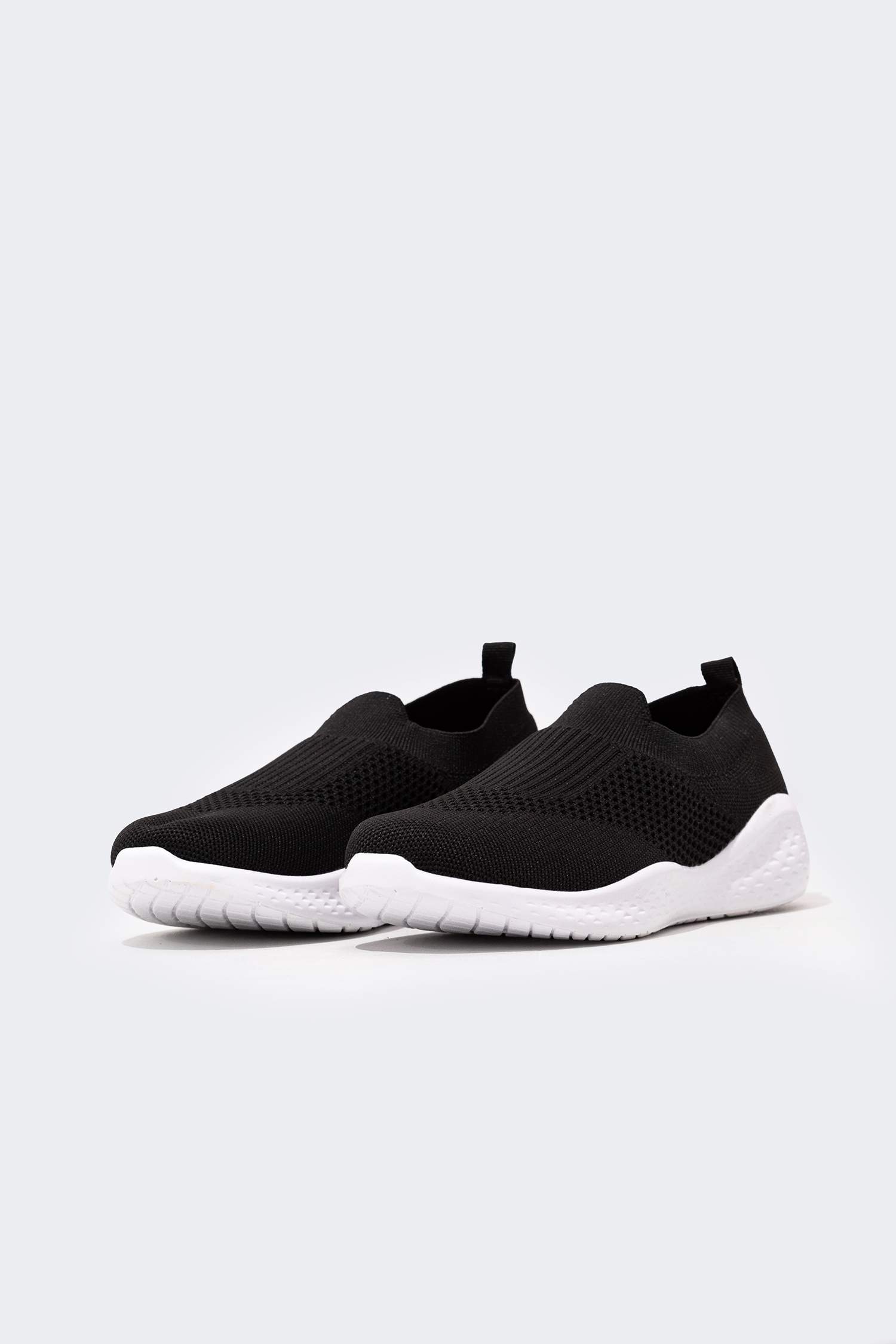 سنيكرز اولادي سليب أون بكعب مسطح